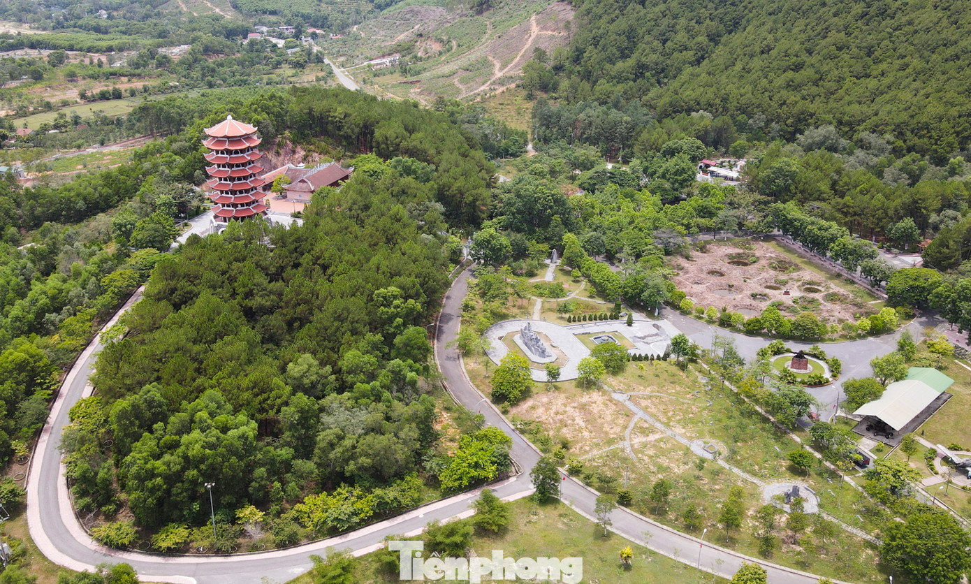 Tháp chuông cao 37 m, gồm 7 tầng, 8 mái, nằm trên đỉnh núi Mác ở Khu di tích Đồng Lộc là biểu tượng của di tích.