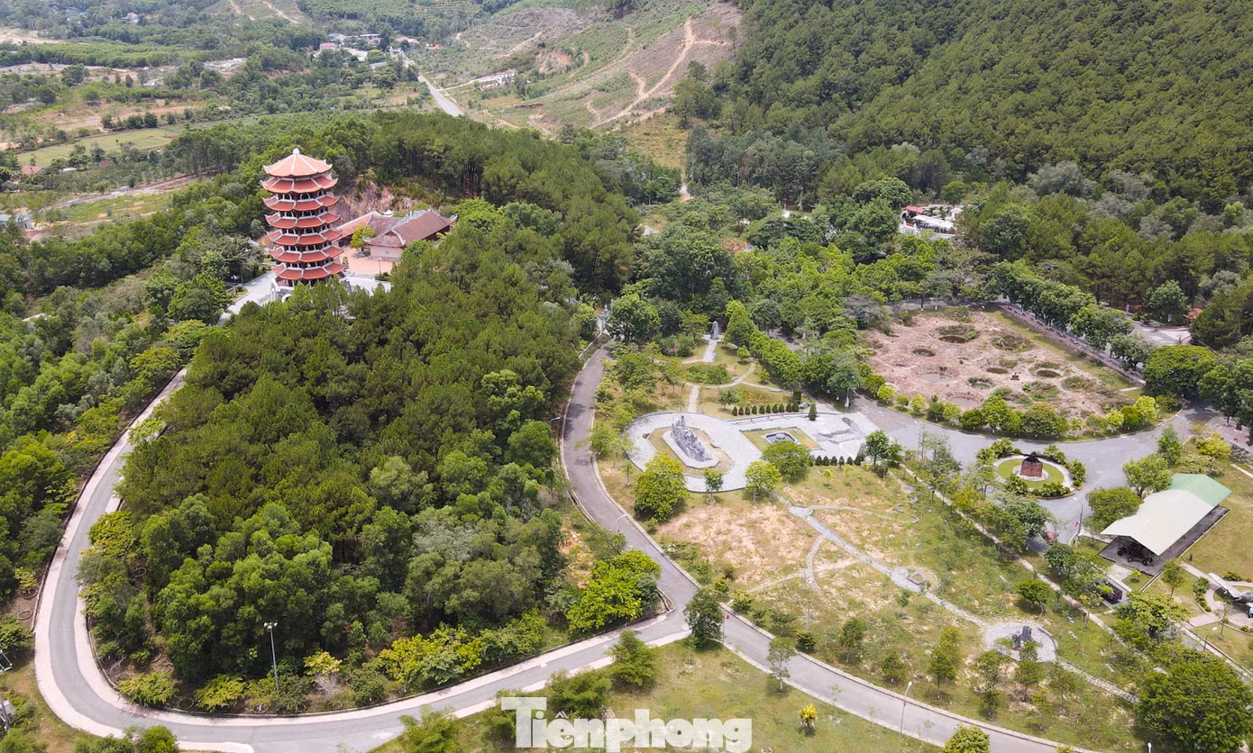 Tháp chuông cao 37 m, gồm 7 tầng, 8 mái, nằm trên đỉnh núi Mác ở Khu di tích Đồng Lộc là biểu tượng của di tích.