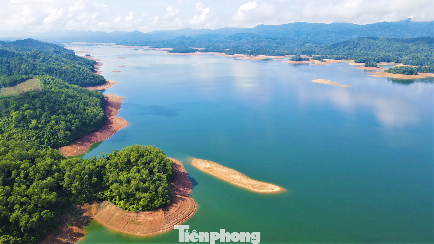 Những ngày tháng 7, du khách mọi miền đến với hồ Kẻ Gỗ, không chỉ để ngắm vẻ đẹp thơ mộng của núi rừng, dòng nước trong xanh mà còn để tìm hiểu về dấu tích của một sân bay dã chiến, một chứng tích và trận địa từng bị đánh phá ác liệt trong những năm chiến tranh.