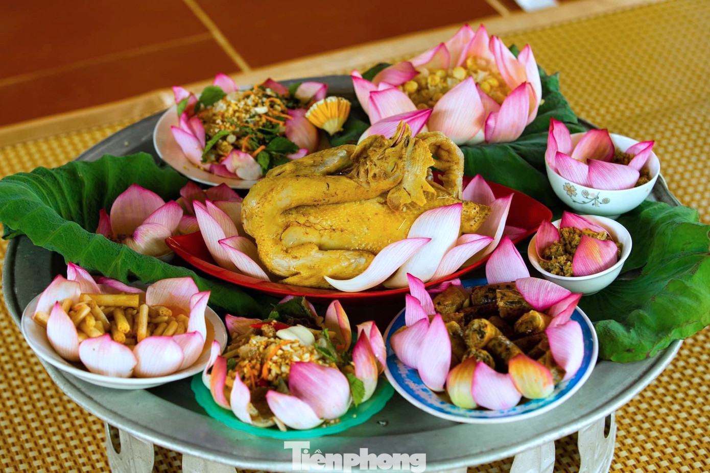 Không chỉ có điểm check in đẹp, những món ăn làm từ sen, trang trí cùng sen tạo thêm vẻ hấp dẫn, gây ấn tượng cho du khách.