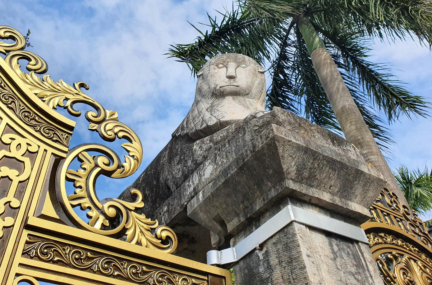 Hai cổng chào có đặt hai con sư tử bằng đá được chạm khắc tinh tế. Hai cổng chào có đặt hai con sư tử bằng đá được chạm khắc tinh tế.