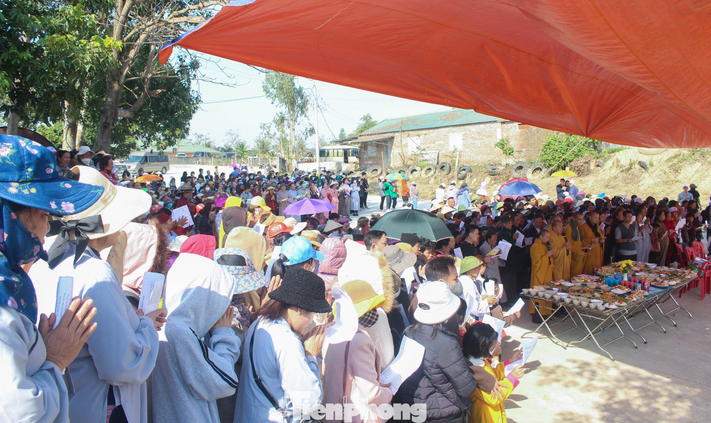 Đây là lần thứ 10 chùa Viên Quang tổ chức lễ phóng sinh cá theo thường lệ vào đầu năm mới. Vị trí được chọn để phóng sinh cá là bến sông khu vực đền thờ Vua Mai Hắc Đế (Nam Đàn, Nghệ An).