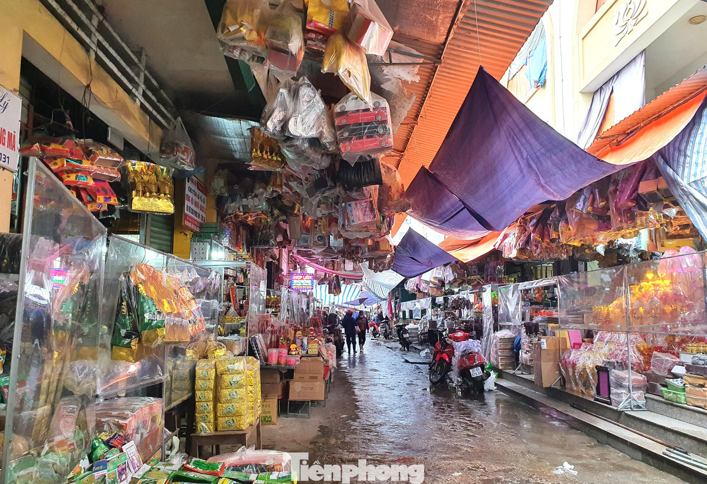 Bà Trần Thị Lan (bán hàng mã tại đình Tây chợ Vinh) chia sẻ: “Trước và sau Tết 1 tháng là thời điểm bán hàng mã lớn nhất trong năm, nhưng năm nay quá ế ẩm nên tôi chỉ nhập hàng bằng 2/10 so với những năm trước”.