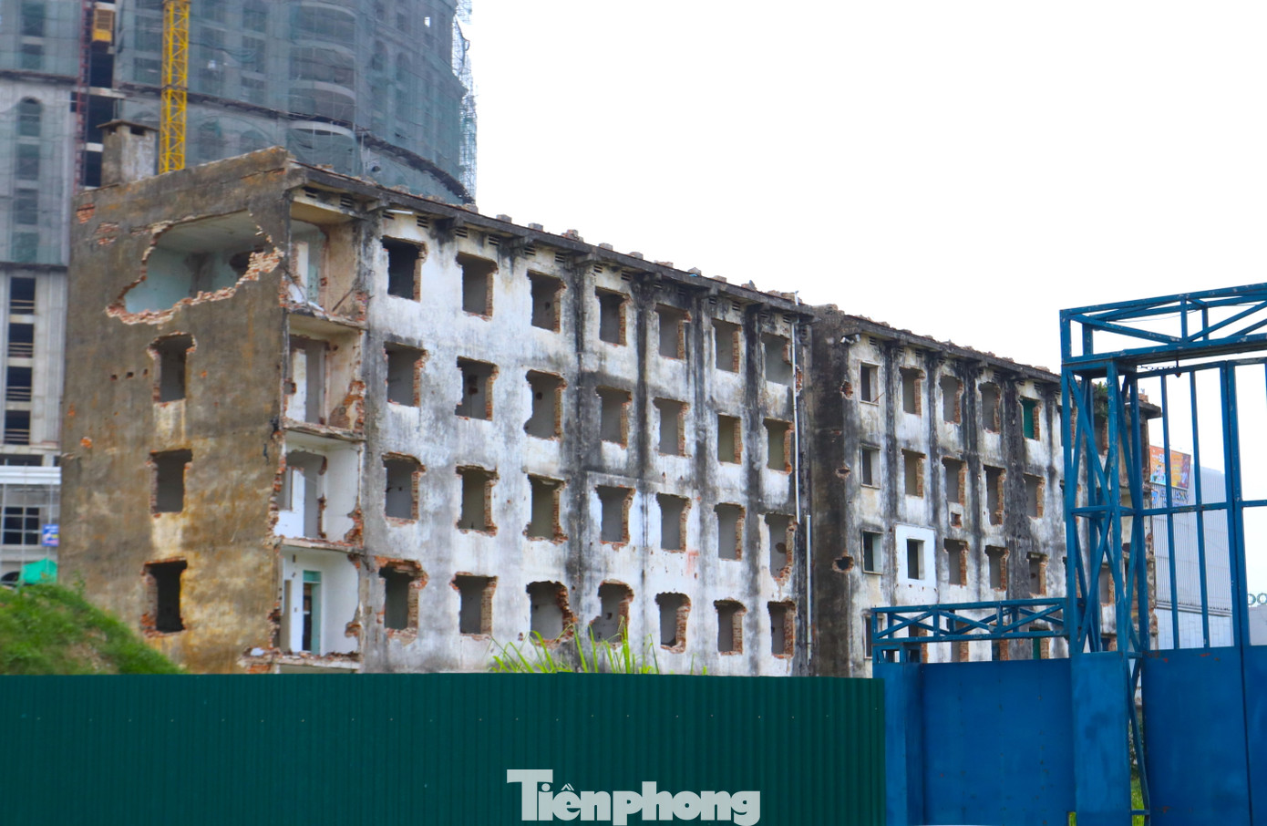 Hiện tại, cơ quan chức năng và đơn vị thi công đã làm hàng rào tôn bao vây xung quanh khu vực tòa nhà này để chuẩn bị thực hiện dự án mới.