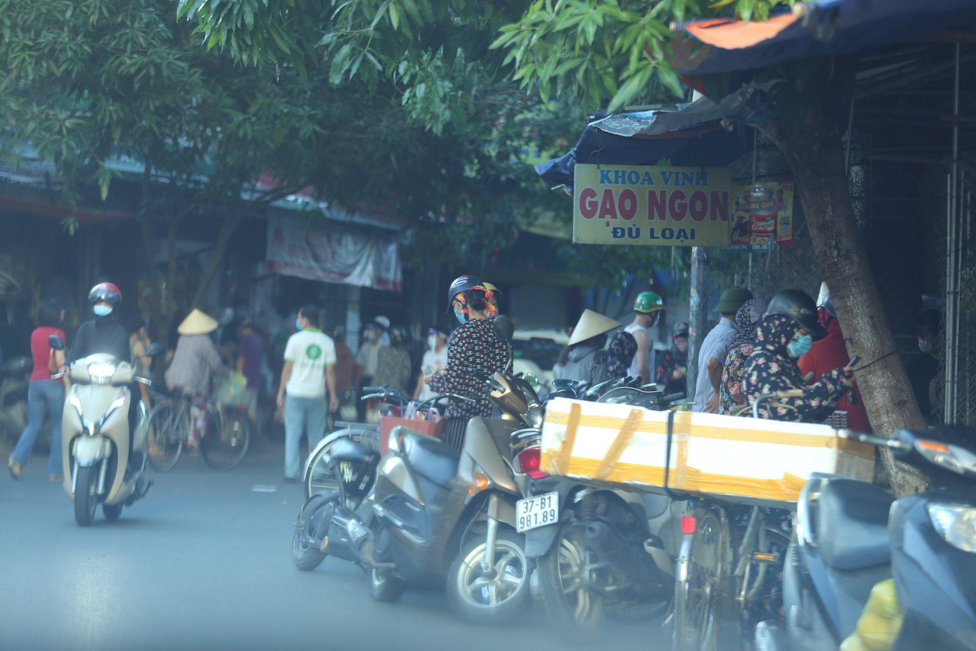 Mặc dù đã áp dụng Chỉ thị 16 để phòng chống dịch nhưng thành phố Vinh cũng đã có những phương án để người dân không phải lo lắng về vấn đề lương thực thực phẩm như cấp phát thẻ đi chợ (triển khai vào sáng 20/8). Trong ảnh: Người dân tụ tập mua bán tại chợ Hưng Dũng.
