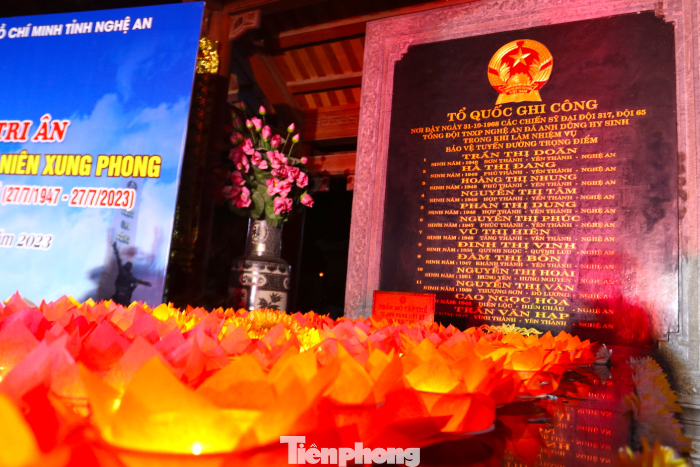 Phần mộ chung của 13 anh hùng liệt sĩ được thắp sáng bởi những ngọn nến lung linh, những tấm lòng tri ân của tuổi trẻ.