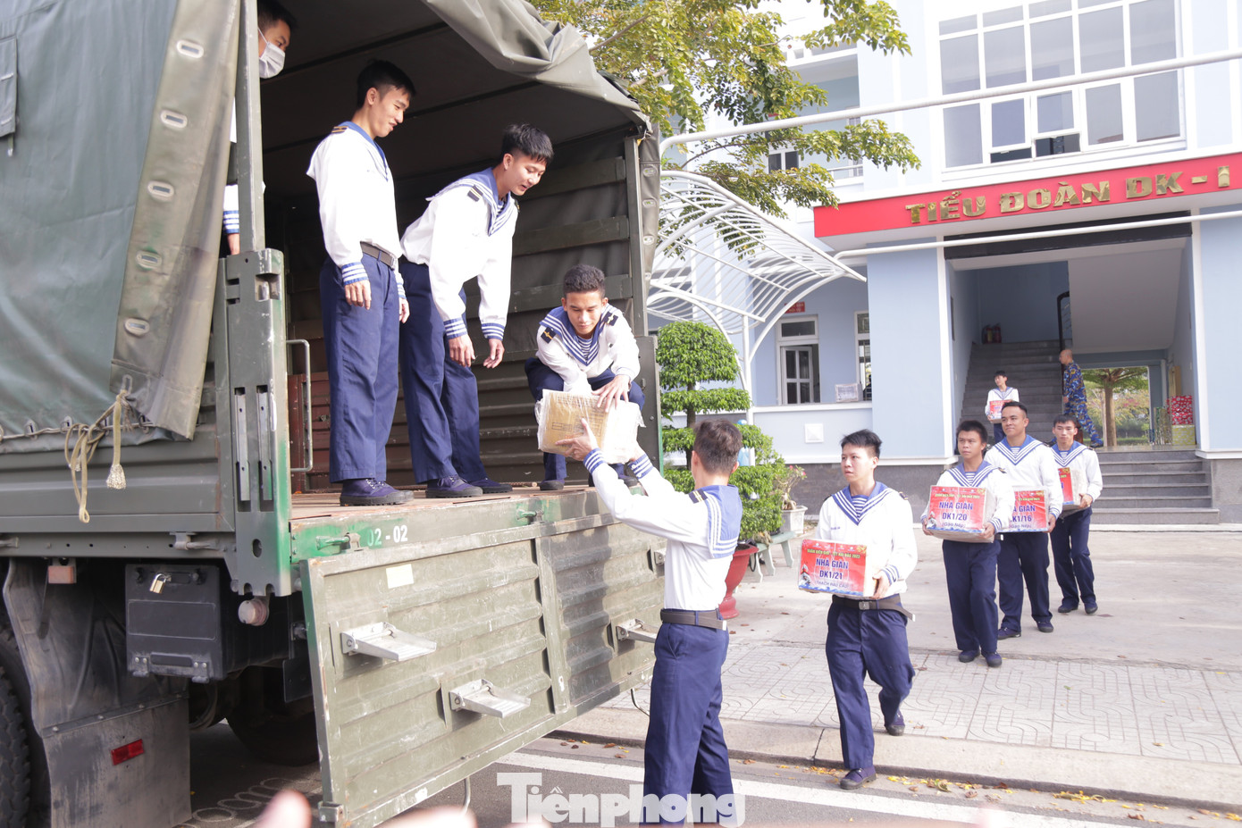 Tiểu đoàn DK 1 hiện có những chiến sỹ vừa từ nhà giàn về, có những chiến sỹ chuẩn bị ra làm nhiệm vụ nhưng trên khuôn mặt của họ luôn hiện lên nét vui tươi, hứng khởi. Dù ở đâu, cương vị nào, họ cũng nhận được tình cảm quý mến, tin yêu của đồng bào cả nước. "Tôi vừa hoàn thành xong nhiệm vụ tại Nhà giàn DK1/9 và đã đón Tết trên nhà giàn cùng các thủ trưởng, đồng đội, tôi hiểu và cảm nhận được sự trân quý của những món quà từ đất liền; Tết đong đầy hơn khi có sự sẻ chia", hạ sĩ Võ Tuấn Kiệt - Tiểu đoàn DK 1, tâm sự.