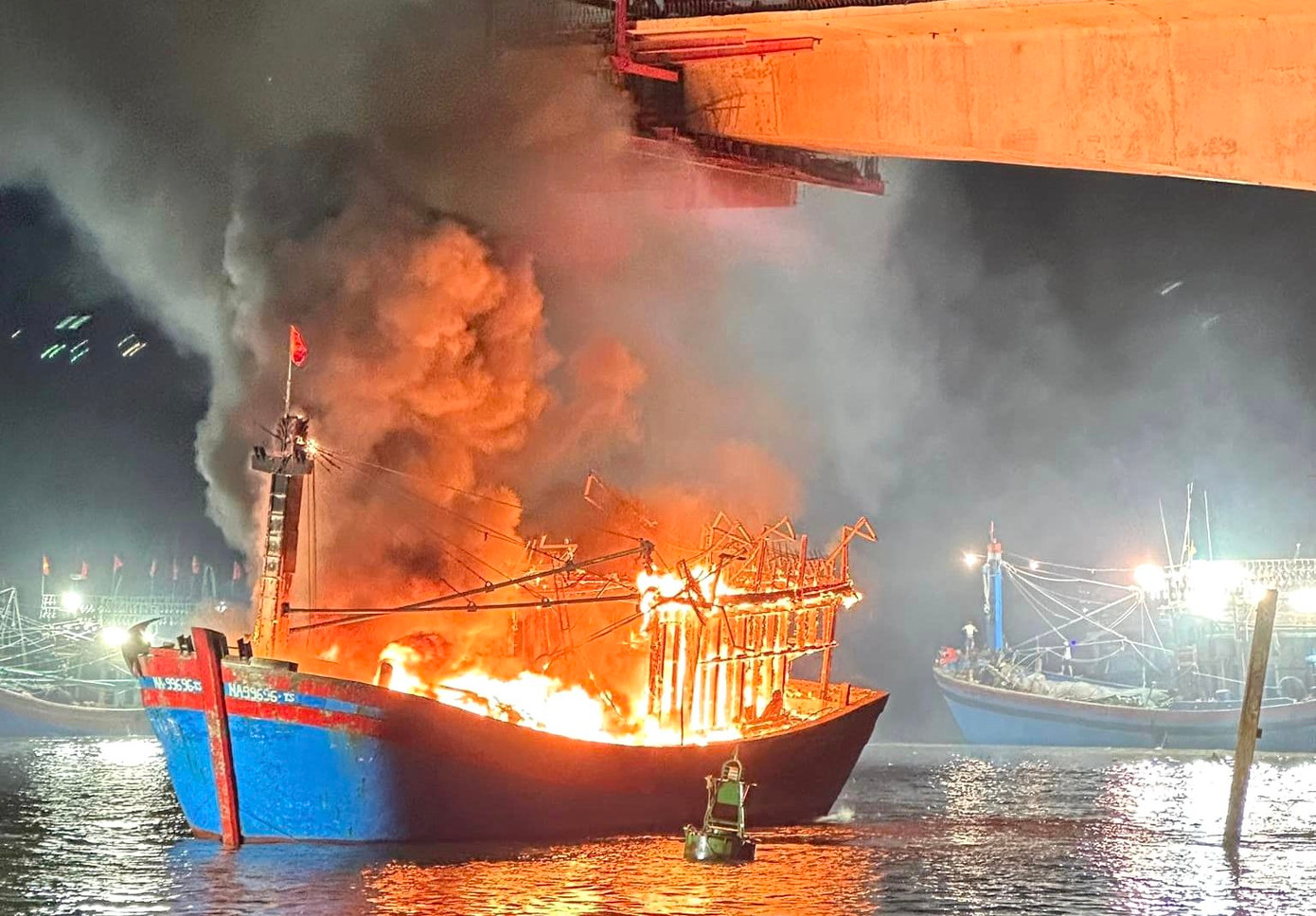 Khoảng 20h tối 28/7, tàu cá mang số hiệu NA-99696TS của ông Bùi Xuân Xin (SN 1969, trú xã Quỳnh Long, Quỳnh Lưu, Nghệ An) đang neo đậu tại cảng cá Lạch Quèn (xã Quỳnh Thuận, Quỳnh Lưu) thì bất ngờ bốc cháy dữ dội.