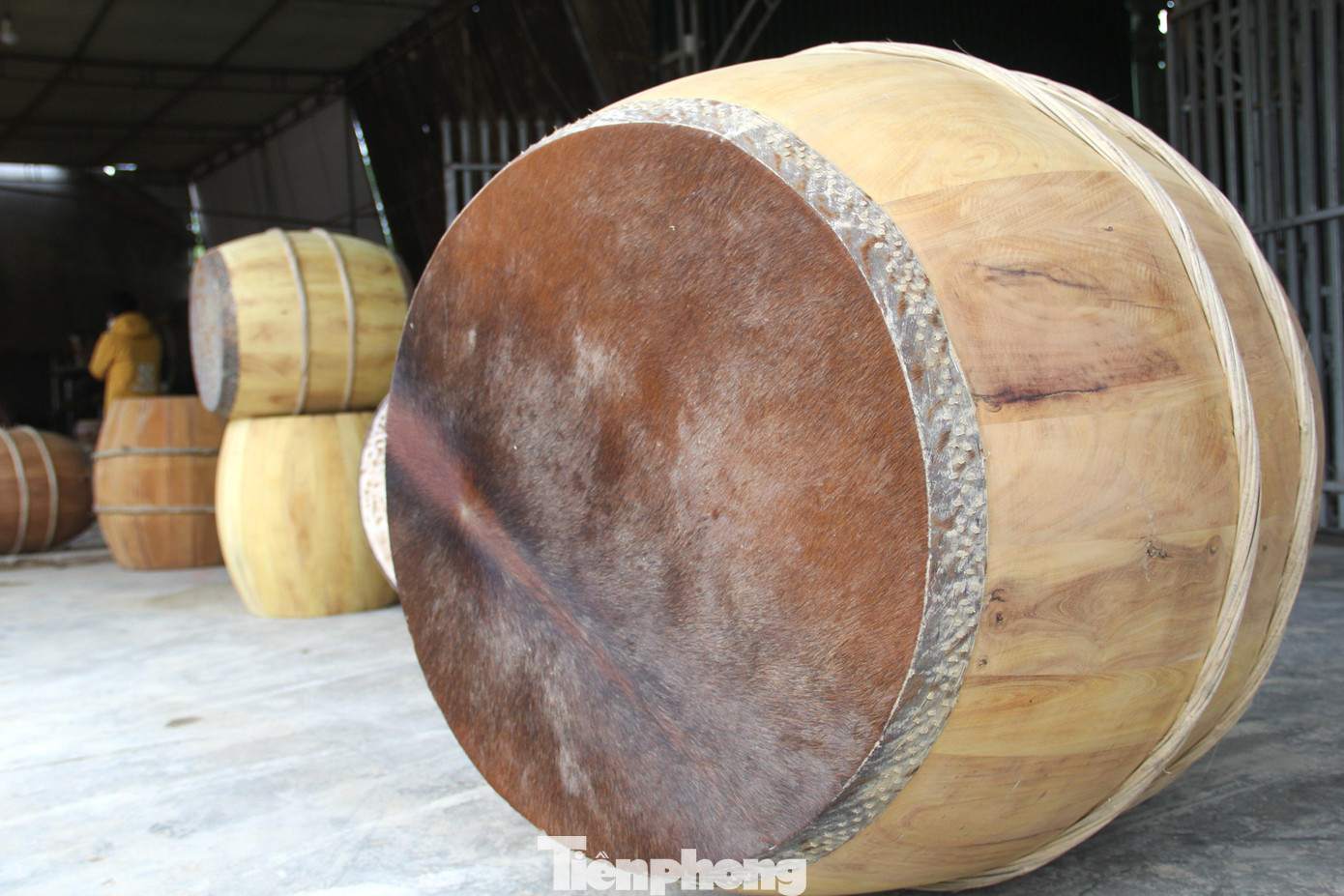 Còn 1 tháng nữa là tới Tết Nguyên đán, những ngày này, các cơ sở làm trống da ở xã Đại Đồng (huyện Thanh Chương, Nghệ An) lại trở nên náo nhiệt bởi âm vang của những tiếng trống được chủ và khách thử trước lúc mua bán vang vọng từ xa.