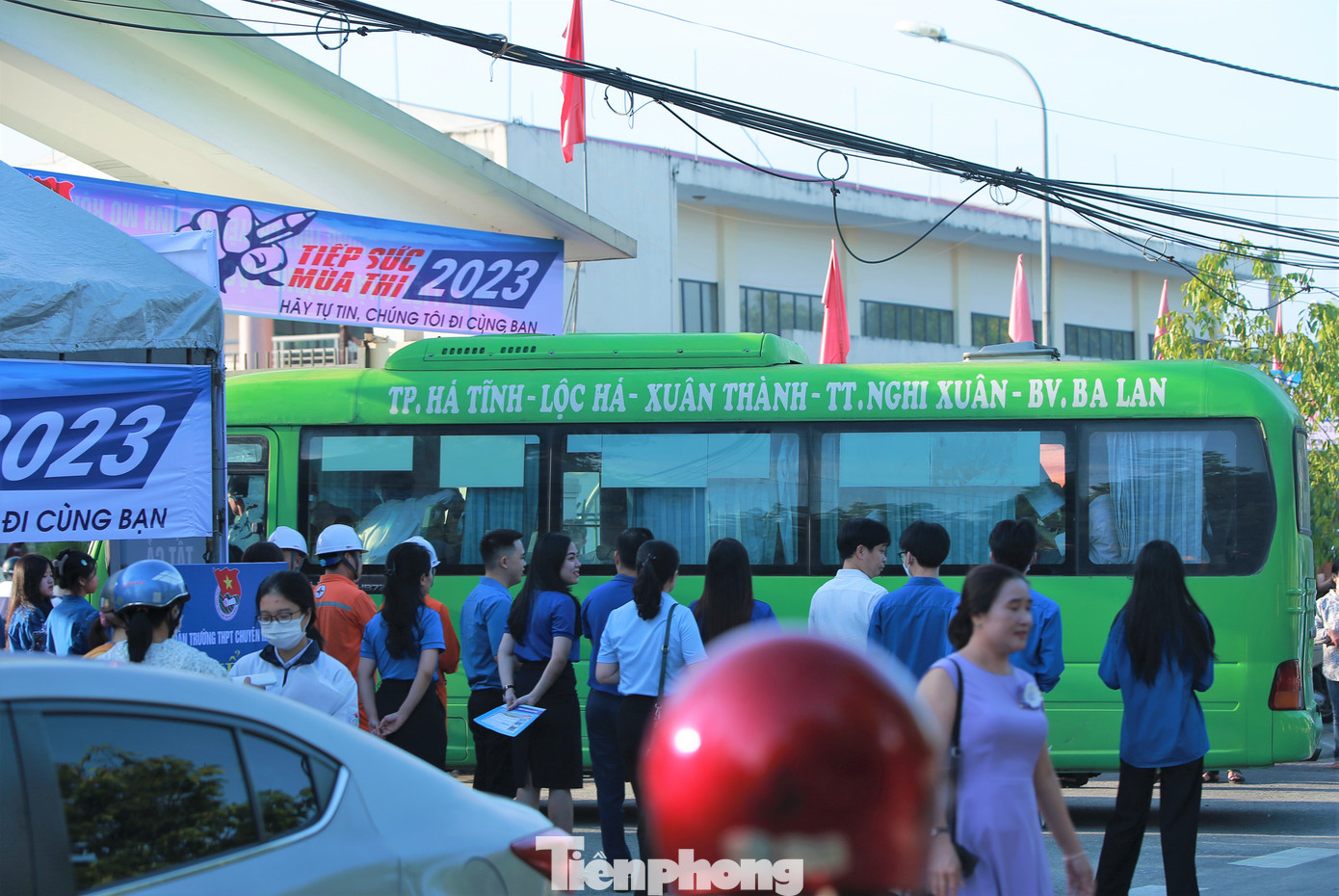 Tại điểm thi THPT Chuyên Hà Tĩnh, nhiều thí sinh ở các khu vực Hương Khê, Nghi Xuân, Lộc Hà... được đưa đón đến địa điểm thi bằng xe buýt.