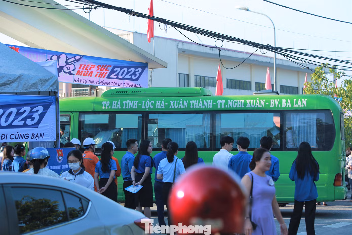 Tại điểm thi THPT Chuyên Hà Tĩnh, nhiều thí sinh ở các khu vực Hương Khê, Nghi Xuân, Lộc Hà... được đưa đón đến địa điểm thi bằng xe buýt.