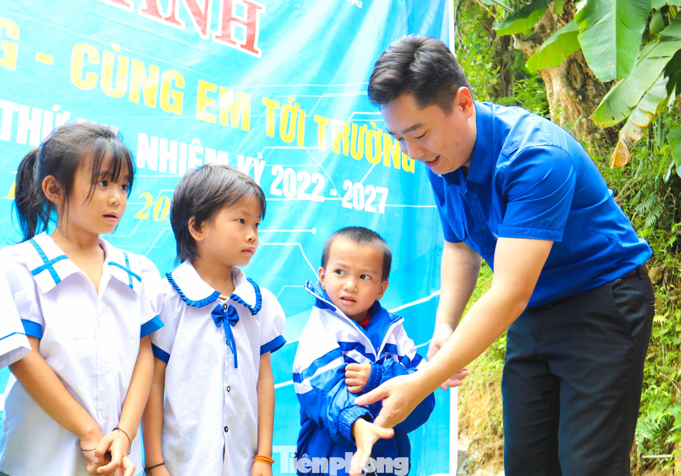 Nụ cười của các em nhỏ, sự hân hoan phấn khởi của người dân Khủn Na khi có chiếc cầu kiên cố, vững chắc là động lực cho Ban tổ chức tiếp nối những nhịp cầu ở rẻo cao nơi các bản nghèo khác đang chờ đợi. Trong ảnh: Anh Lê Văn Lương - Ủy viên BCH TƯ Đoàn, Bí thư Tỉnh Đoàn Nghệ An khoác chiếc áo mới cho học sinh.