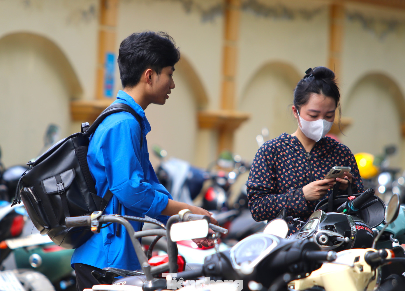 Ngoài hỗ trợ hướng dẫn các thí sinh vào phòng, các bạn đoàn viên tình nguyện cũng hỗ trợ sắp xếp xe, bảo quản xe và hành lý của các thí sinh khi đến trường làm thủ tục. "Xe của các bạn thí sinh nhiều nên chúng em phải sắp xếp lại gọn gàng. Từ mấy ngày trước chúng em đã treo phông bạt, chăng dây để làm điểm cho các thí sinh gửi xe cho an toàn, tránh mất mát", bạn Nguyễn Duy Phong (lớp 11A6, trường THPT chuyên Phan Bội Châu) chia sẻ. Ngoài hỗ trợ hướng dẫn các thí sinh vào phòng, các bạn đoàn viên tình nguyện cũng hỗ trợ sắp xếp xe, bảo quản xe và hành lý của các thí sinh khi đến trường làm thủ tục. "Xe của các bạn thí sinh nhiều nên chúng em phải sắp xếp lại gọn gàng. Từ mấy ngày trước chúng em đã treo phông bạt, chăng dây để làm điểm cho các thí sinh gửi xe cho an toàn, tránh mất mát", bạn Nguyễn Duy Phong (lớp 11A6, trường THPT chuyên Phan Bội Châu) chia sẻ.