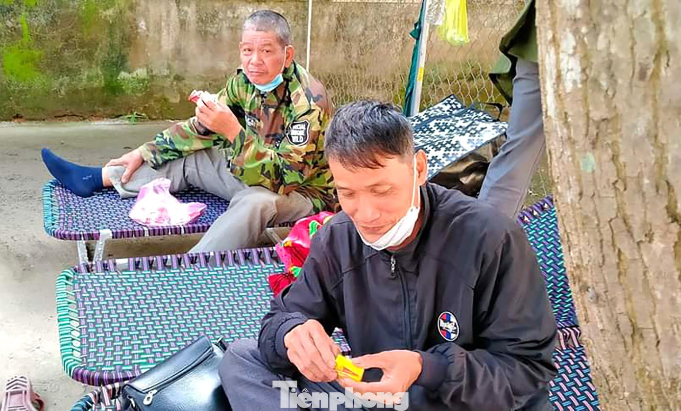Do lo lắng cho người thân, những người này không ai dám đi xa, chỉ ăn tạm "hộp cơm nghĩa tình" của nhà hảo tâm.