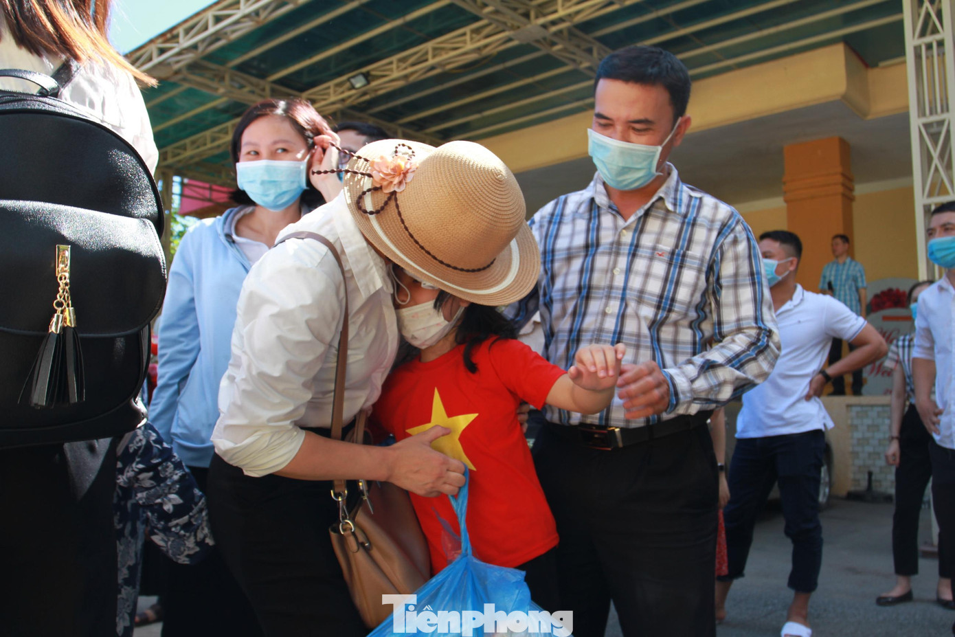 Sau các đợt tăng cường cho Đà Nẵng, Hà Tĩnh, TP Hồ Chí Minh... Sở Y tế Nghệ An tiếp tục quyết định điều động đoàn cán bộ gồm 60 bác sĩ, điều dưỡng, kỹ thuật viên vào tham gia hỗ trợ công tác chống dịch COVID-19 tại tỉnh Bình Dương. Sau các đợt tăng cường cho Đà Nẵng, Hà Tĩnh, TP Hồ Chí Minh... Sở Y tế Nghệ An tiếp tục quyết định điều động đoàn cán bộ gồm 60 bác sĩ, điều dưỡng, kỹ thuật viên vào tham gia hỗ trợ công tác chống dịch COVID-19 tại tỉnh Bình Dương.