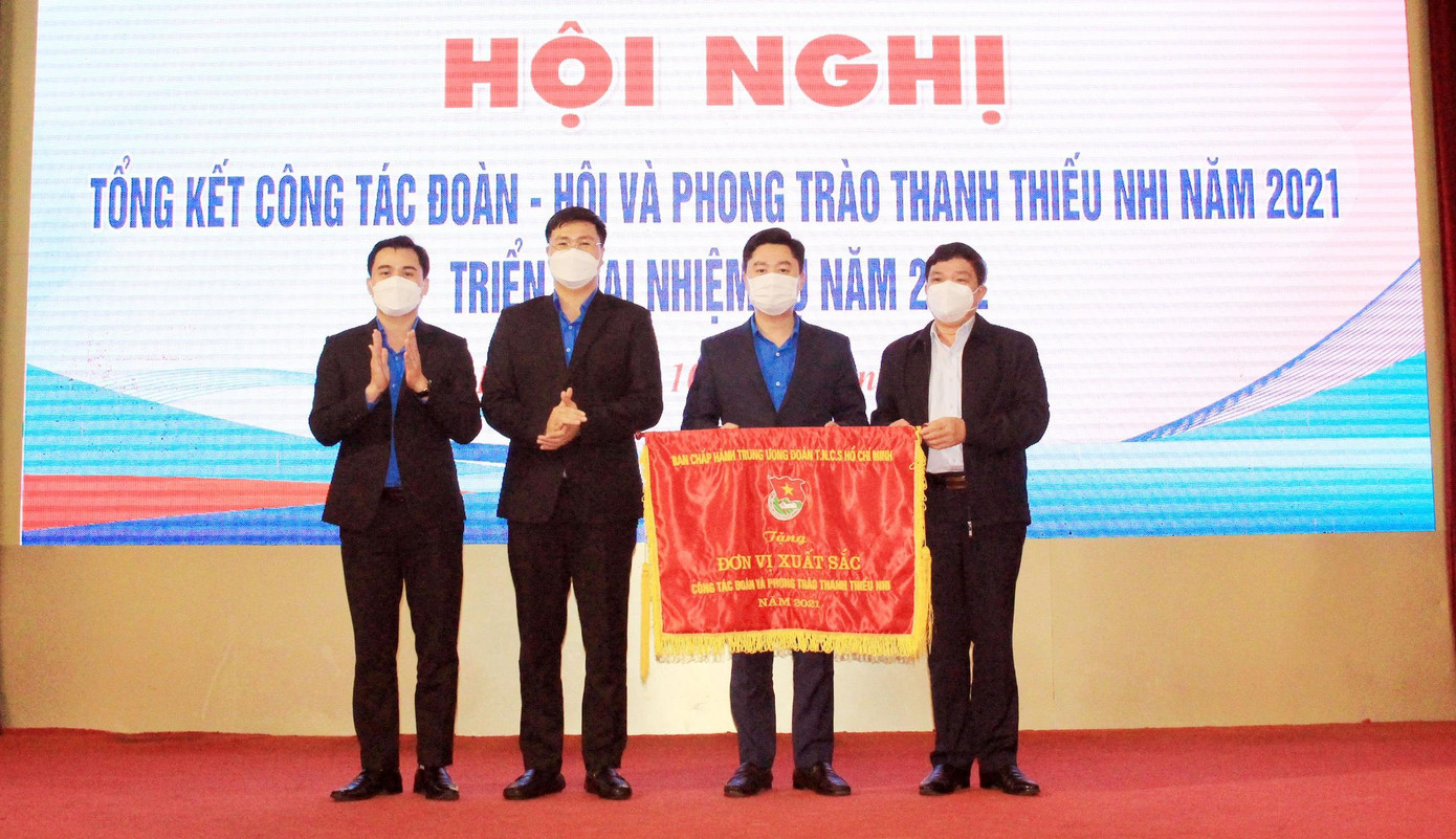 Tỉnh đoàn Nghệ An nhận Cờ thi đua Đơn vị xuất sắc do Trung ương Đoàn trao tặng.
