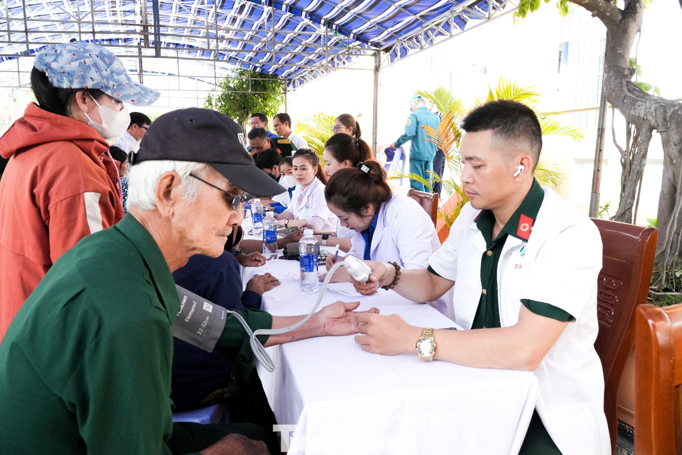 Đoàn công tác của Bệnh viện Quân y 175 tham gia chương trình gồm lãnh đạo, chủ nhiệm khoa và chuyên gia về ngoại khoa, nội khoa, tim - thận - khớp, hô hấp, ung bướu... của bệnh viện. Đồng thời, đoàn công tác mang theo nhiều trang thiết bị hiện đại để tầm soát các bệnh và tư vấn chăm sóc sức khoẻ cho bà con được hiệu quả nhất.
