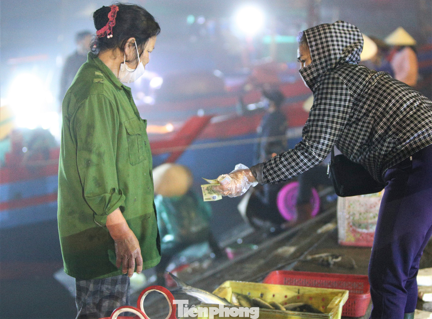 “Đội cá thuê tính theo từng chuyến mà chủ tàu trả bằng tiền, ít cũng 50.000-70.000 đồng, nhiều thì vài trăm nghìn, có người lại muốn trả bằng từng con cá", bà Lương chia sẻ.