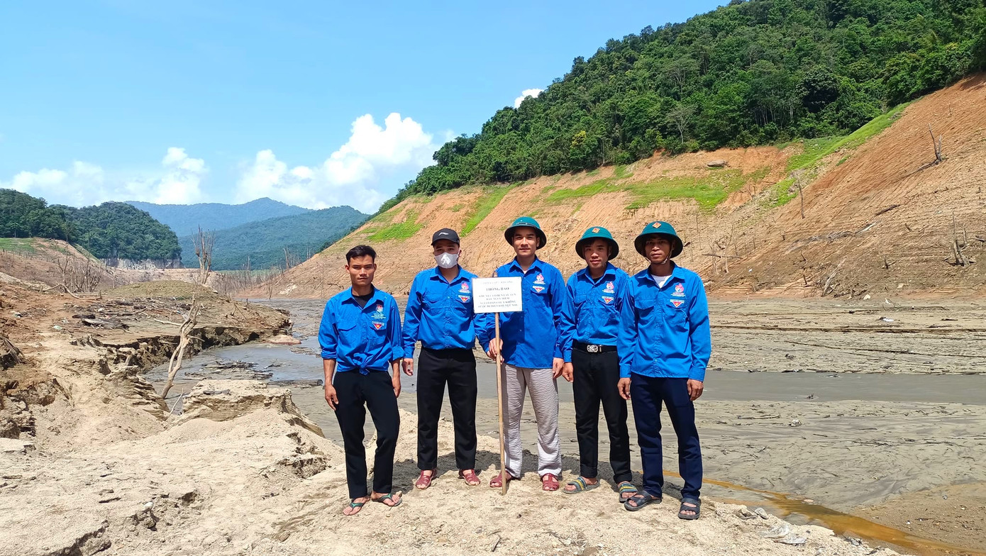 Anh Vi Văn Thoại - Bí thư Đoàn xã Hữu Khuông cho biết, 7 đoàn viên của xã được huy động cùng cán bộ xã đi khảo sát khu vực lòng hồ đã rút cạn nước để cắm biển cảnh báo. Việc cắm biển cảnh báo rất cần thiết để người dân tránh những nơi nguy hiểm. Bởi khi nước rút, nhiều nơi bùn đất có hang sâu, nếu đi vào có thể bị lún cả người.