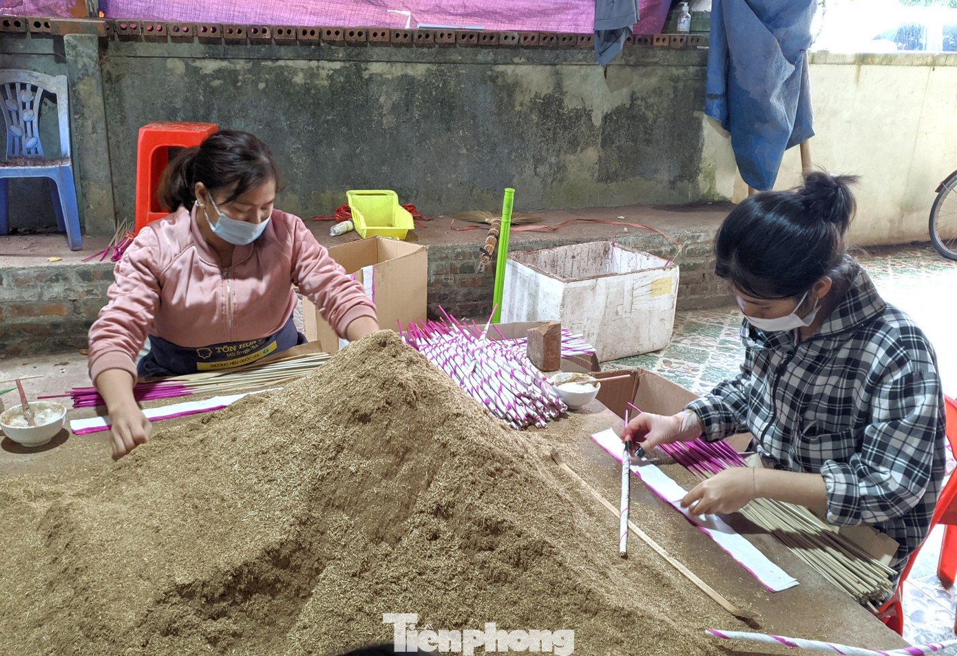 Nhờ dùng các thành phần tự nhiên như rễ cây hương bài, thảo quả, hồi, đinh hương... nên hương trầm Tân Lạc rất được khách hàng ưa chuộng. Hiện hương trầm Tân Lạc đã có mặt tại nhiều địa phương trong cả nước.