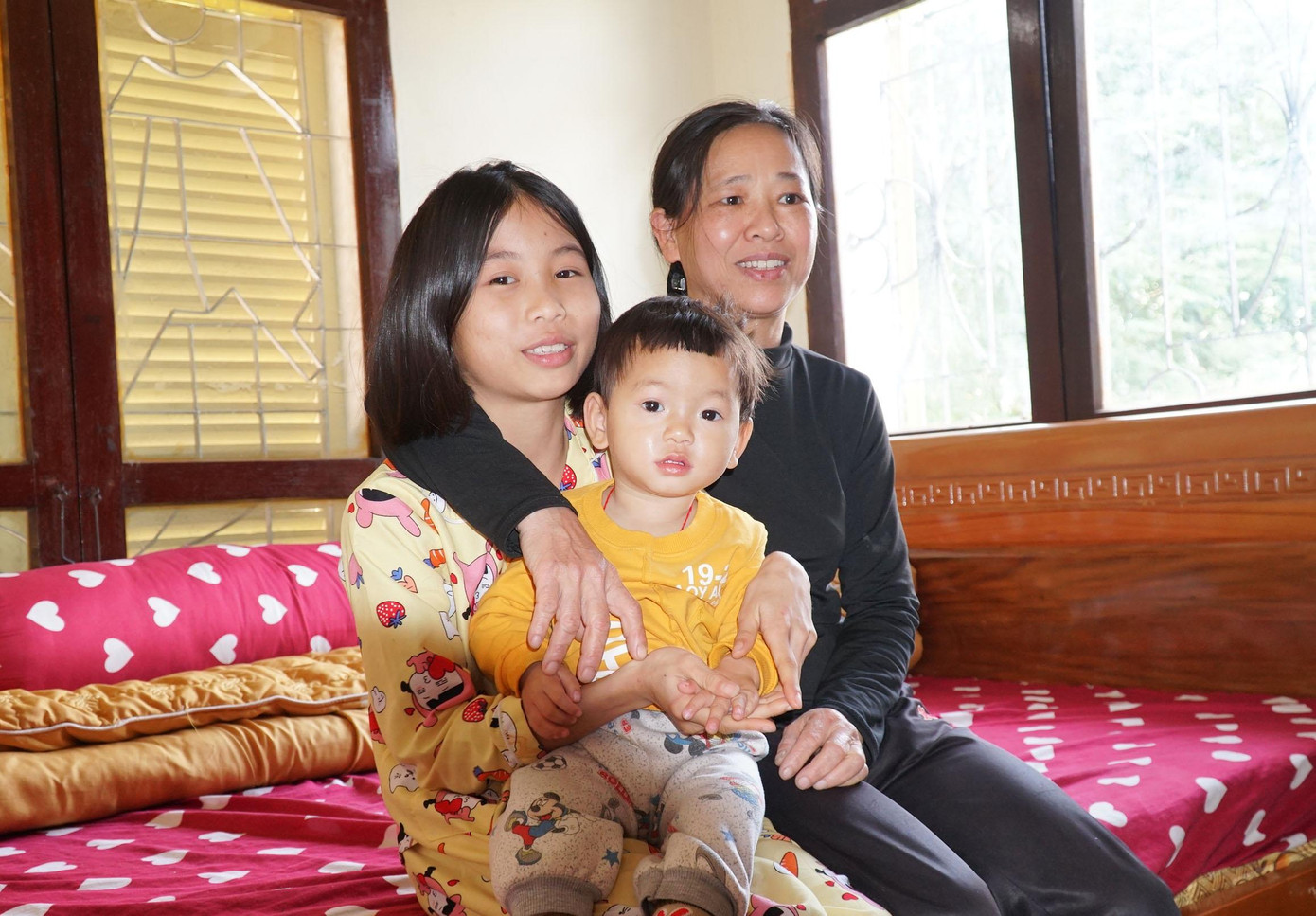 Chị em Hiền và mẹ Tuyên tại ngôi nhà mới - Làng trẻ SOS Nghệ An. Chị em Hiền và mẹ Tuyên tại ngôi nhà mới - Làng trẻ SOS Nghệ An.