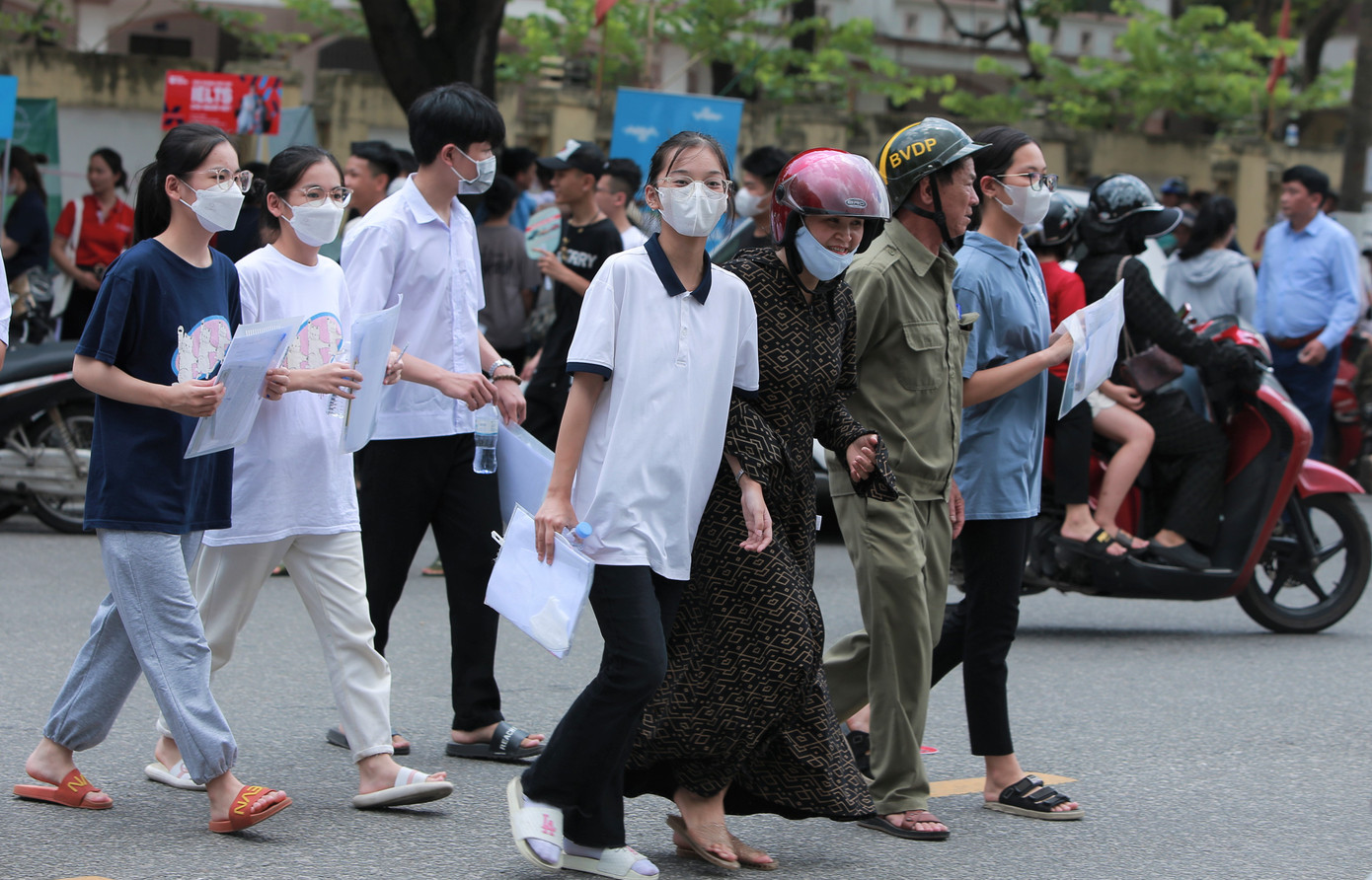 Thí sinh vui vẻ sau khi hoàn thành các môn thi trong ngày đầu tiên.