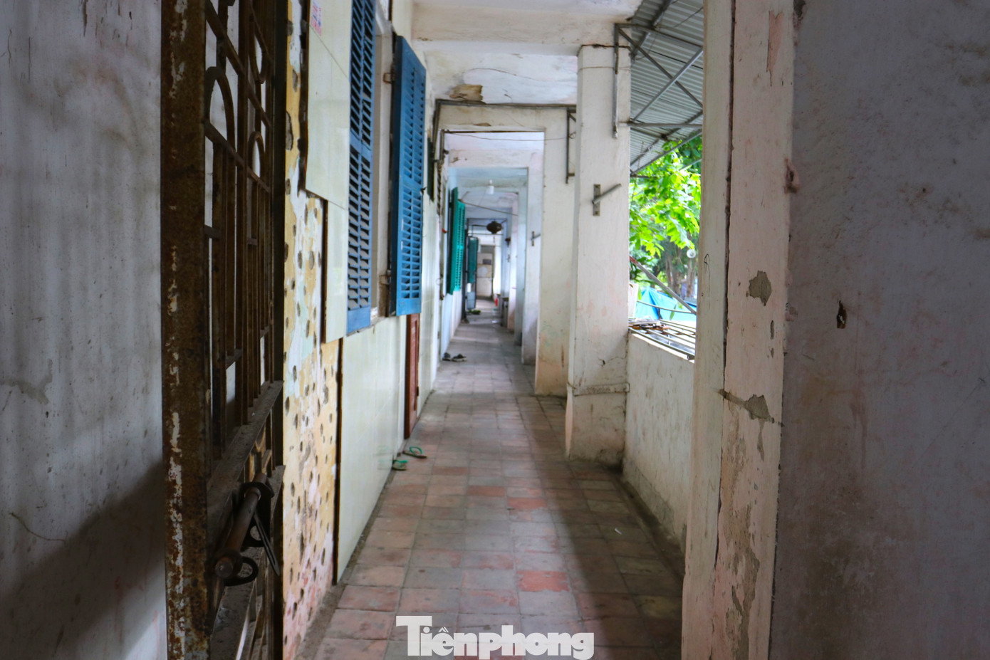 Ở trong những tòa chung cư cũ xuống cấp, người dân ai cũng lo lắng.