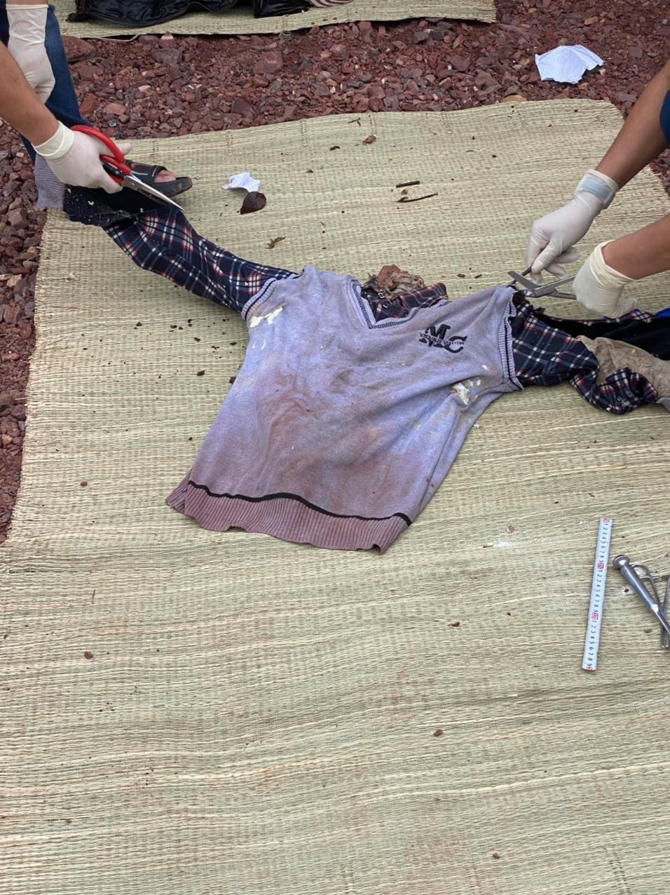 Lực lượng công an khám nghiệm hiện trường. Lực lượng công an khám nghiệm hiện trường.