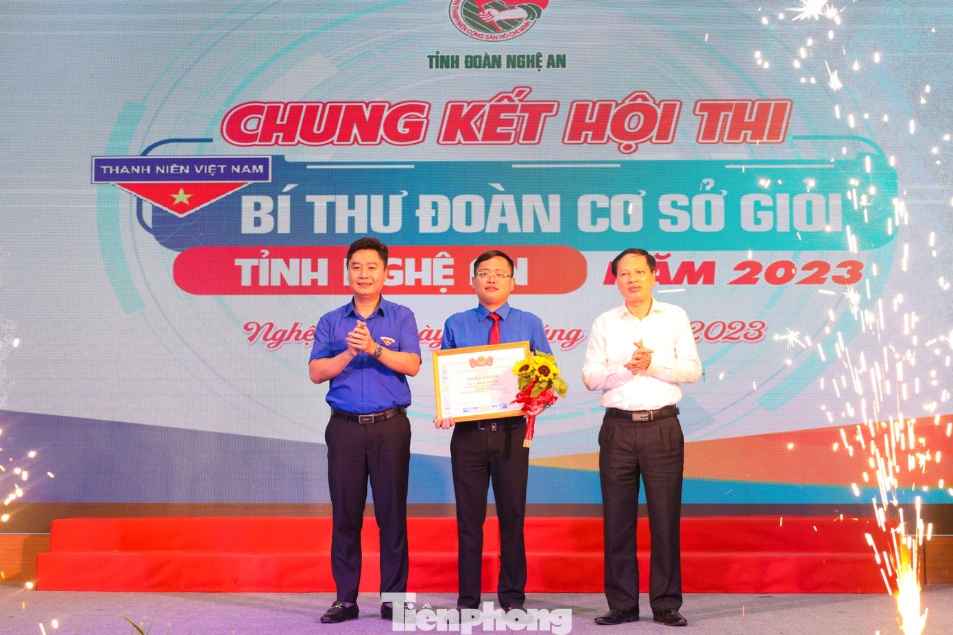 Lãnh đạo Tỉnh đoàn Nghệ An và các đại biểu tặng hoa, trao Bằng khen cho các thí sinh tham gia Vòng chung kết Hội thi Bí thư Đoàn cơ sở giỏi tỉnh Nghệ An năm 2023.