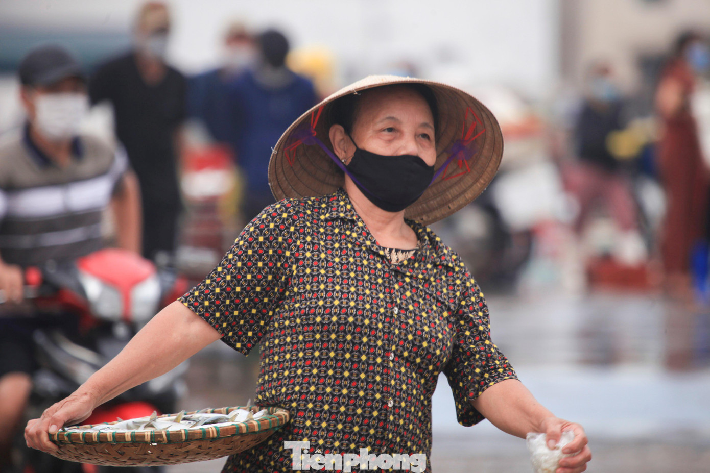 Đàn ông khai thác cá trên biển, thuyền cập cảng, những người phụ nữ thay chồng, con giao dịch với tiểu thương.