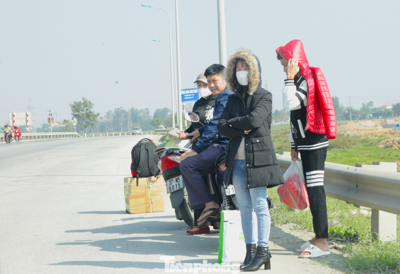 Sau kỳ nghỉ Tết Nguyên đán, nhiều người lao động ở Nghệ An đã đến các bến xe như bến xe Miền Trung, bến xe phía Bắc, hoặc đứng dọc các tuyến đường lớn để đón xe rời quê, trở lại nơi làm việc.