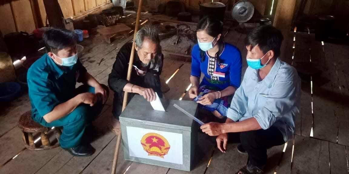 Ngoài thực hiện công tác ổn định bầu cử tại trung tâm xã, ủy ban bầu cử các địa phương còn có một tổ thành viên vận chuyển thùng phiếu đến những bản làng xa xôi để những người lớn tuổi thực hiện quyền công dân của mình. Cử tri Vi Thái Nghĩa (Bản cầu 8, xã Tà Cạ, huyện Kỳ Sơn, Nghệ An), bị liệt hai chân, phải ngồi một chỗ, ủy ban bầu cử xã Tà Cạ đã mang thùng phiếu đến nhà ông Nghĩa để ông bỏ phiếu bầu đại biểu uy tín, ưu tú mà cử tri cao tuổi này tín nhiệm. Ủy ban bầu cử xã Nhôn Mai, huyện Tương Dương (Nghệ An) mang thùng phiếu đến nhà cụ bà trong bản thực hiện quyền công dân.