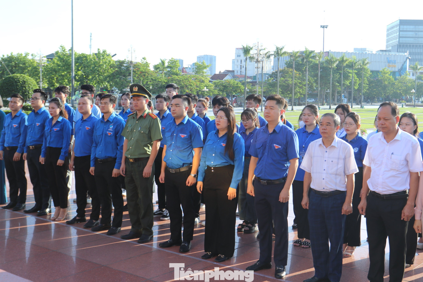 Trước khi diễn ra Lễ xuất quân Chiến dịch tình nguyện "Mùa hè xanh" 2023, các đại biểu, đội trưởng các đội sinh viên tình nguyện làm lễ dâng hoa lên tượng đài Bác Hồ . Trước khi diễn ra Lễ xuất quân Chiến dịch tình nguyện "Mùa hè xanh" 2023, các đại biểu, đội trưởng các đội sinh viên tình nguyện làm lễ dâng hoa lên tượng đài Bác Hồ .