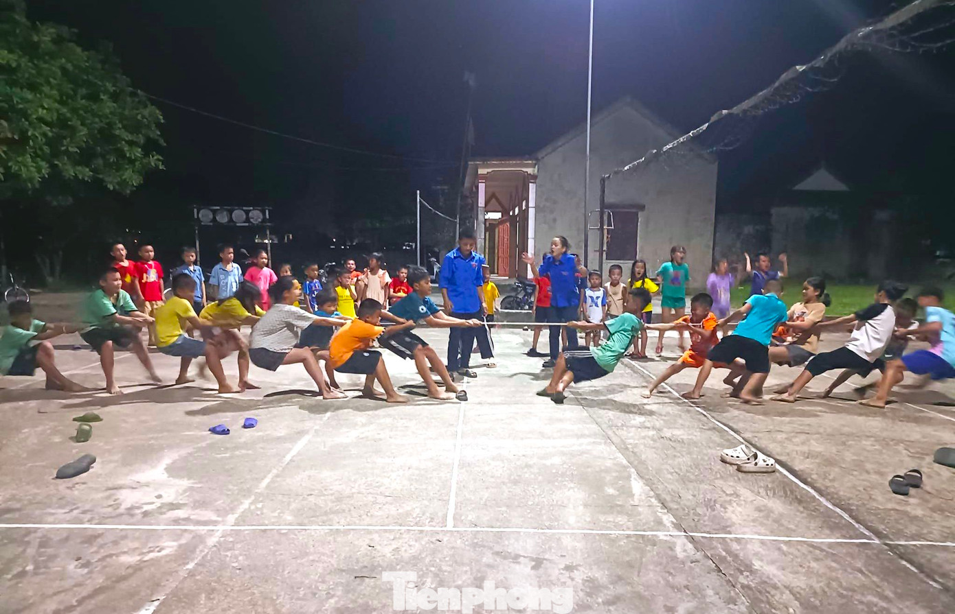 Các em sẽ được tham gia học nhiều điều bổ ích và cùng vui chơi những trò chơi dân gian thể hiện tinh thần đoàn kết, vui tươi.