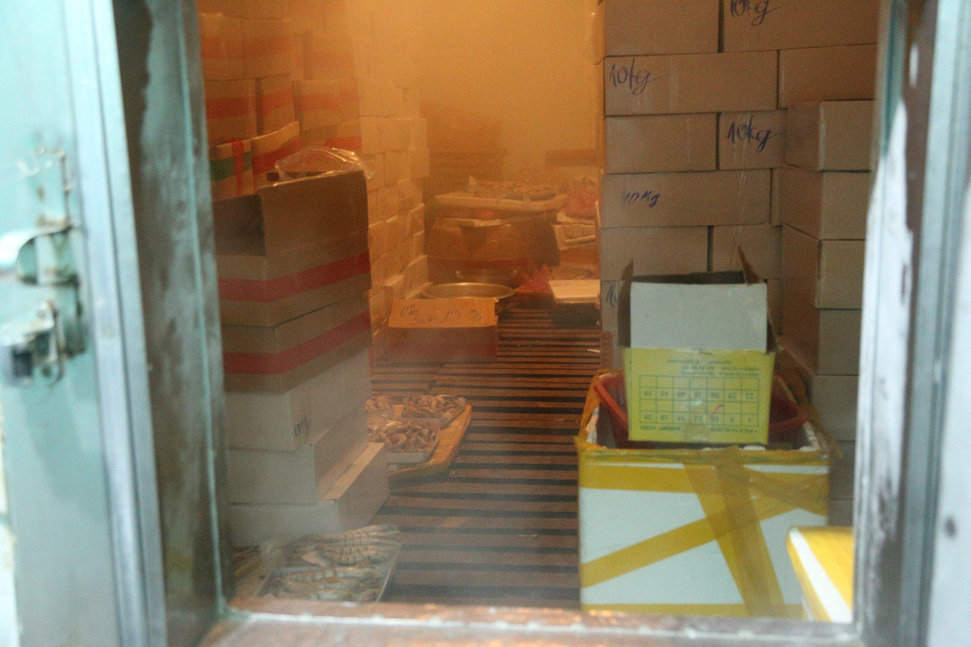 Dịch COVID-19 bùng phát, nhiều phương tiện hạn chế lưu thông, nhà hàng, khách sạn, trung tâm nghỉ dưỡng... phải đóng cửa đúng cao điểm mùa du lịch khiến hàng trăm tấn hải sản trong các kho đông lạnh ở TX. Cửa Lò (Nghệ An) tồn kho suốt nhiều tháng qua.