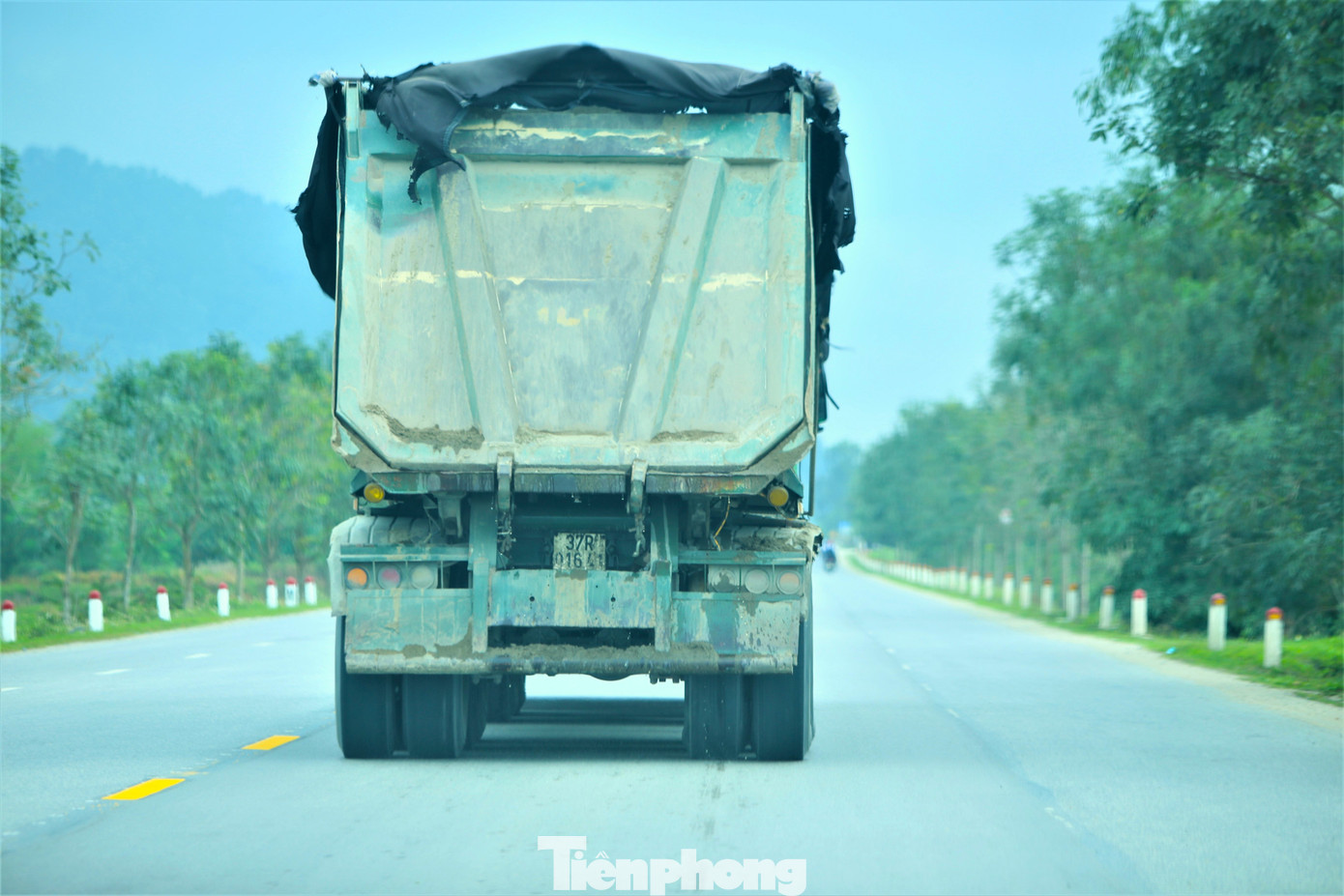 Trên tuyến quốc lộ 46 đi qua các huyện Hưng Nguyên, Nam Đàn cũng là một trong những tuyến đường của "hung thần xa lộ" khi những chiếc xe ben, xe tải chở vật liệu có dấu hiệu quá khổ quá tải chạy qua liên tục. Trong ảnh, chiếc xe đầu kéo chở cát chạy từ huyện Nam Đàn xuống huyện Hưng Nguyên, cát trên thùng xe chảy nước giọt xuống lòng đường thành vệt.