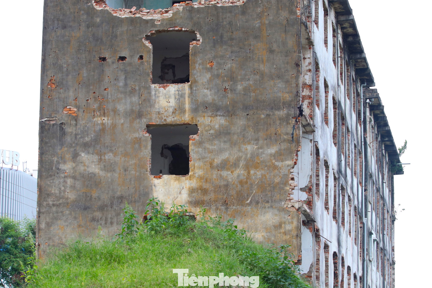 Theo Báo cáo kiểm định chất lượng đảm bảo an toàn do Viện Khoa học công nghệ xây dựng - Bộ Xây dựng thực hiện tháng 11/2022, Công bố Kết luận kiểm định chất lượng của Sở Xây dựng tại Văn bản số 4551 ngày 2/12/2022 thì: “Công trình Nhà C8 thuộc khu C, Khu chung cư Quang Trung, thành phố Vinh có mức độ nguy hiểm cấp D: Khả năng chịu lực của kết cấu chịu lực không thể đáp ứng được yêu cầu sử dụng bình thường, nhà xuất hiện tình trạng nguy hiểm tổng thể".