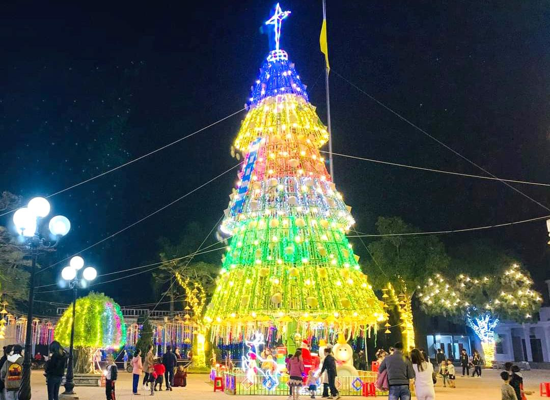 Nổi bật trong đó là cây thông cao 20m được dựng lên cạnh nhà thờ. Cây thông cao gần 20 mét, có ba tầng trên một cột thép vững chắc, được làm từ hàng trăm cây nứa. Những chiếc nón lá được trang trí xung quanh, cùng với đèn led và dây kim tuyến. Phải mất gần 1 tháng, các bạn trẻ trong giáo xứ mới hoàn thiện cây thông này và bắt đầu “thắp đèn” đón người dân tới vui chơi, chụp ảnh trong mùa Giáng sinh.