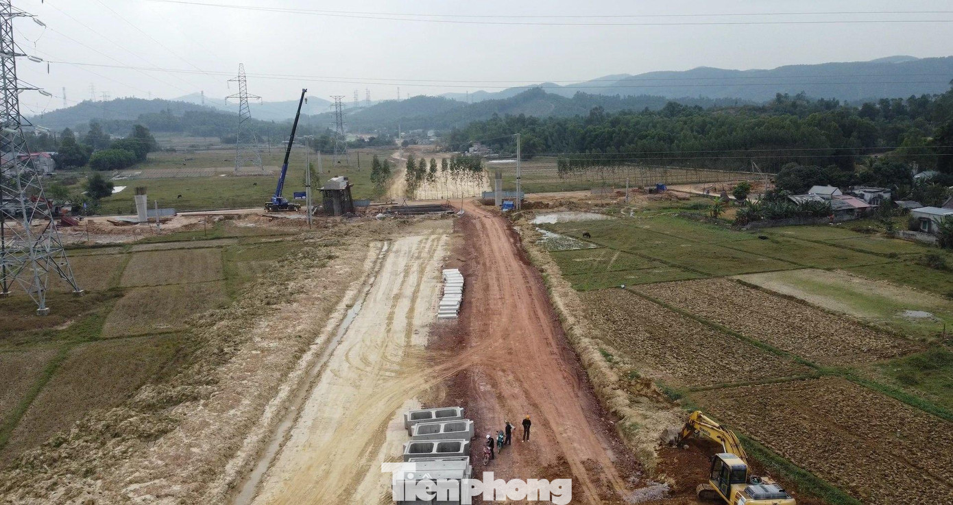 Theo thiết kế, giai đoạn hoàn chỉnh quy mô gồm 6 làn xe, bề rộng nền đường 32,25m, vận tốc thiết kế 100 - 120 km/h.