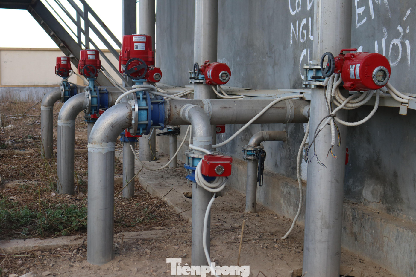 Ông Nguyễn Hữu Phúc - Chủ tịch UBND xã Hưng Thông cho biết, chính quyền xã cũng đã từng nhiều lần có văn bản kiến nghị lên huyện tiếp tục đầu tư, hoàn thiện để nhà máy có thể đi vào hoạt động, đáp ứng nhu cầu sử dụng nước sạch của người dân.