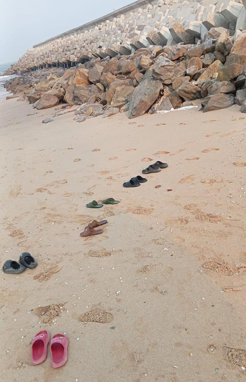 Những đôi dép của các em học sinh ra biển chơi. Khi thấy 3 học sinh gặp nạn thì 4 em còn lại quá hoảng sợ nên đã trốn đi.