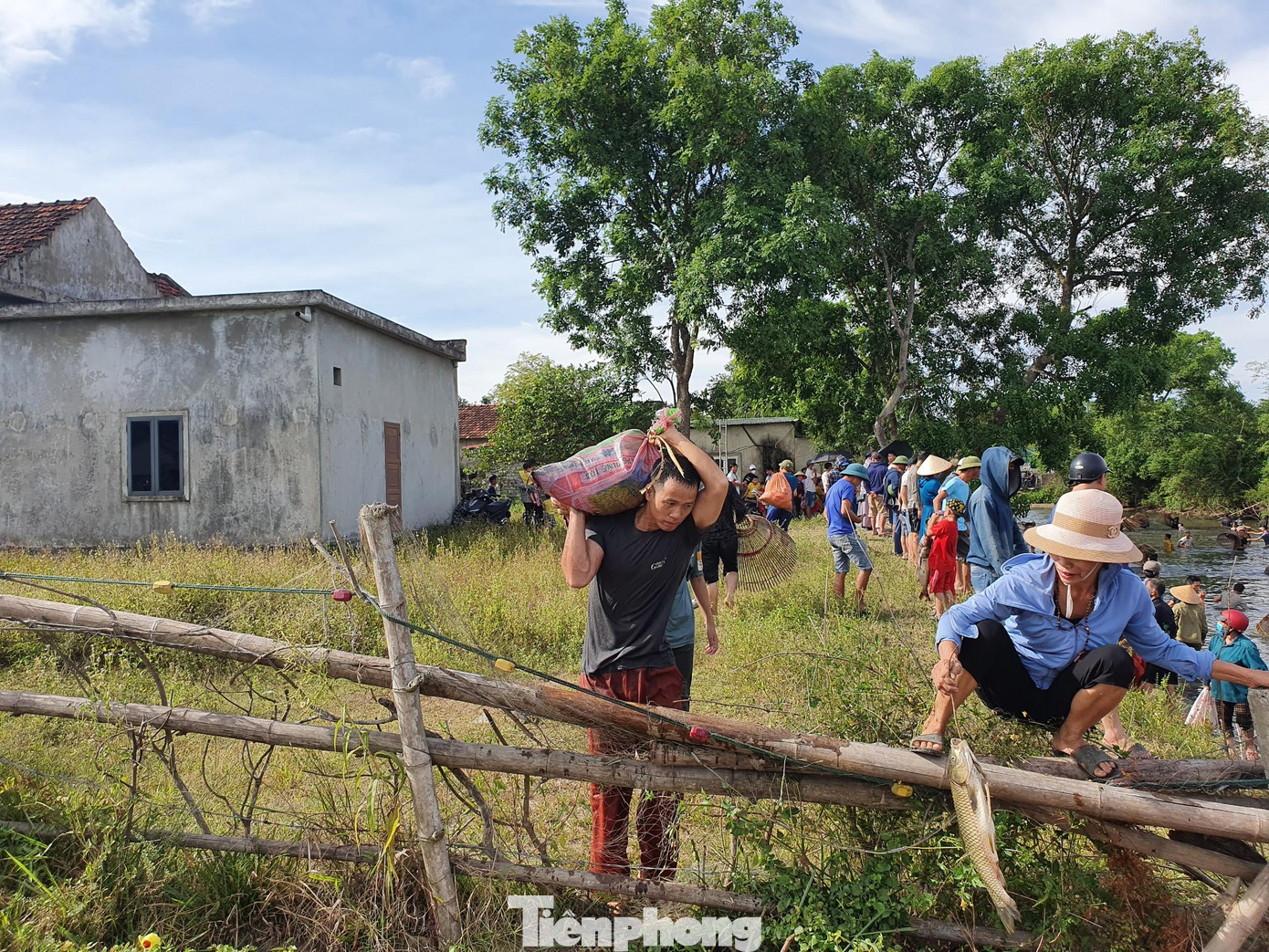 Ra về khi bao chứa cá trong tay đã nặng trĩu.