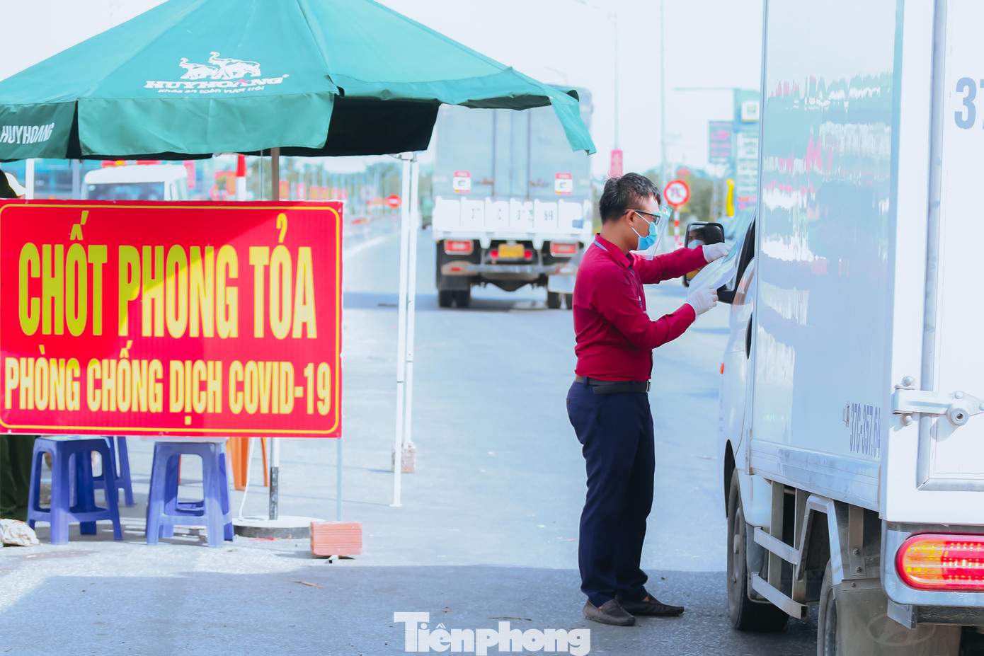 Cùng đồng hành với lực lượng tuyến đầu phòng chống dịch COVID-19, 128 giáo viên ở Nghệ An đã tình nguyện xung phong lên tuyến đầu, hỗ trợ tại các điểm chốt. Họ là những giáo viên tâm huyết, có nhiều năm cống hiến với nghề nhà giáo.