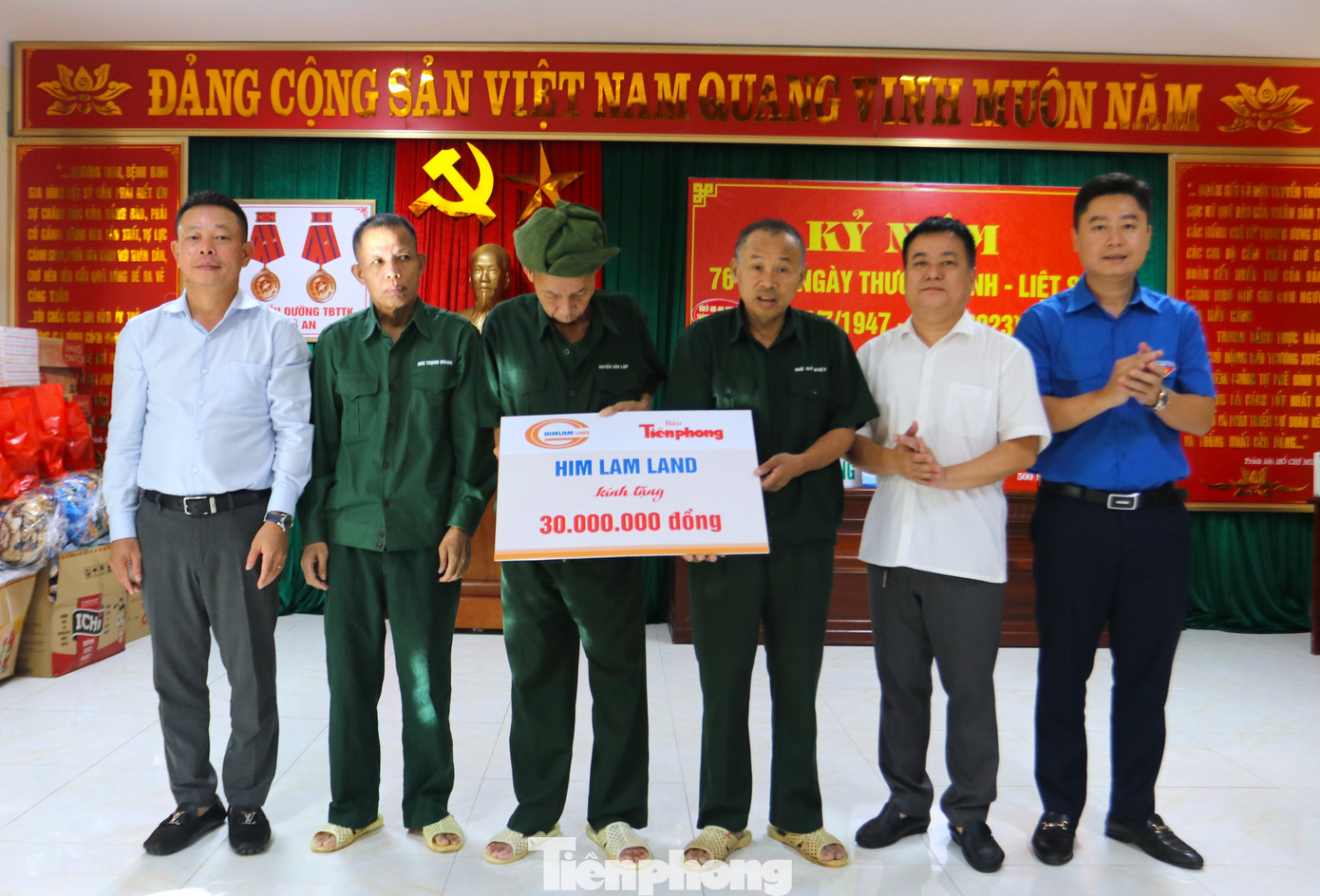 Nhà báo Phùng Công Sưởng, anh Lê Văn Lương, Ủy viên BTV Trung ương Đoàn, Bí thư Tỉnh đoàn Nghệ An; anh Nguyễn Công Minh, Bí thư Đoàn khối các cơ quan tỉnh Nghệ An thay mặt các nhà hảo tâm trao tặng 60 triệu đồng đến với các bác thương bệnh binh.