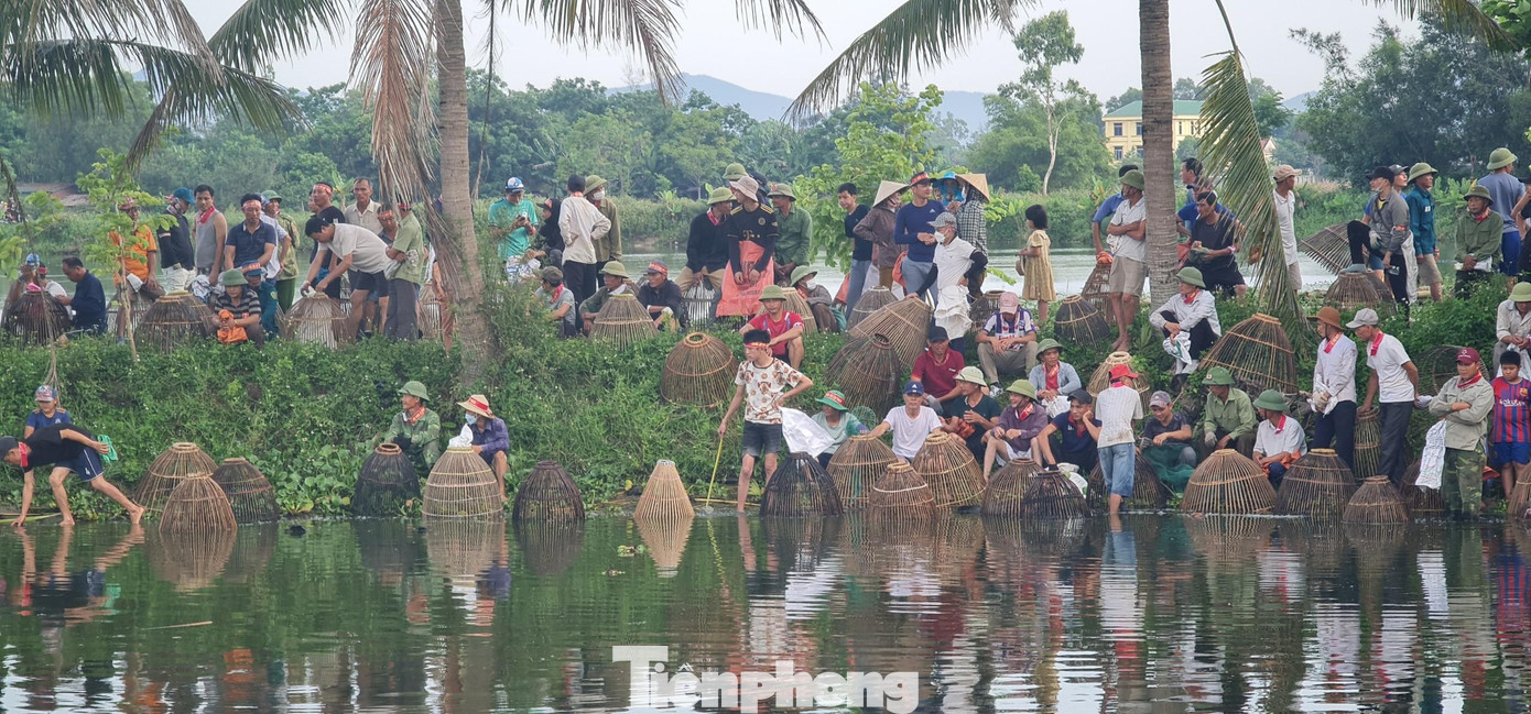 Từ sáng sớm 2/6, rất đông người dân xã Nghi Thái (huyện Nghi Lộc, Nghệ An) đã tập trung tại bàu Mực (xã Nghi Thái) để tham gia “Lễ hội nơm cá”.