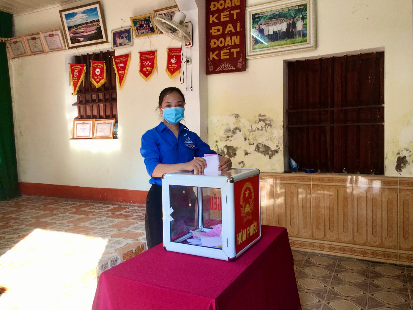 Cán bộ Huyện đoàn Con Cuông thực hiện quyền, nghĩa vụ công dân. Con Cuông cũng là địa phương bầu cử sớm (ngày 21/5). Ảnh: Lê Ngọc Hùng. Cử tri mang màu xanh tuổi trẻ bỏ phiếu tại vùng biên giới Kỳ Sơn. Nữ cử tri huyện Kỳ Sơn thực hiện quyền, nghĩa vụ công dân.