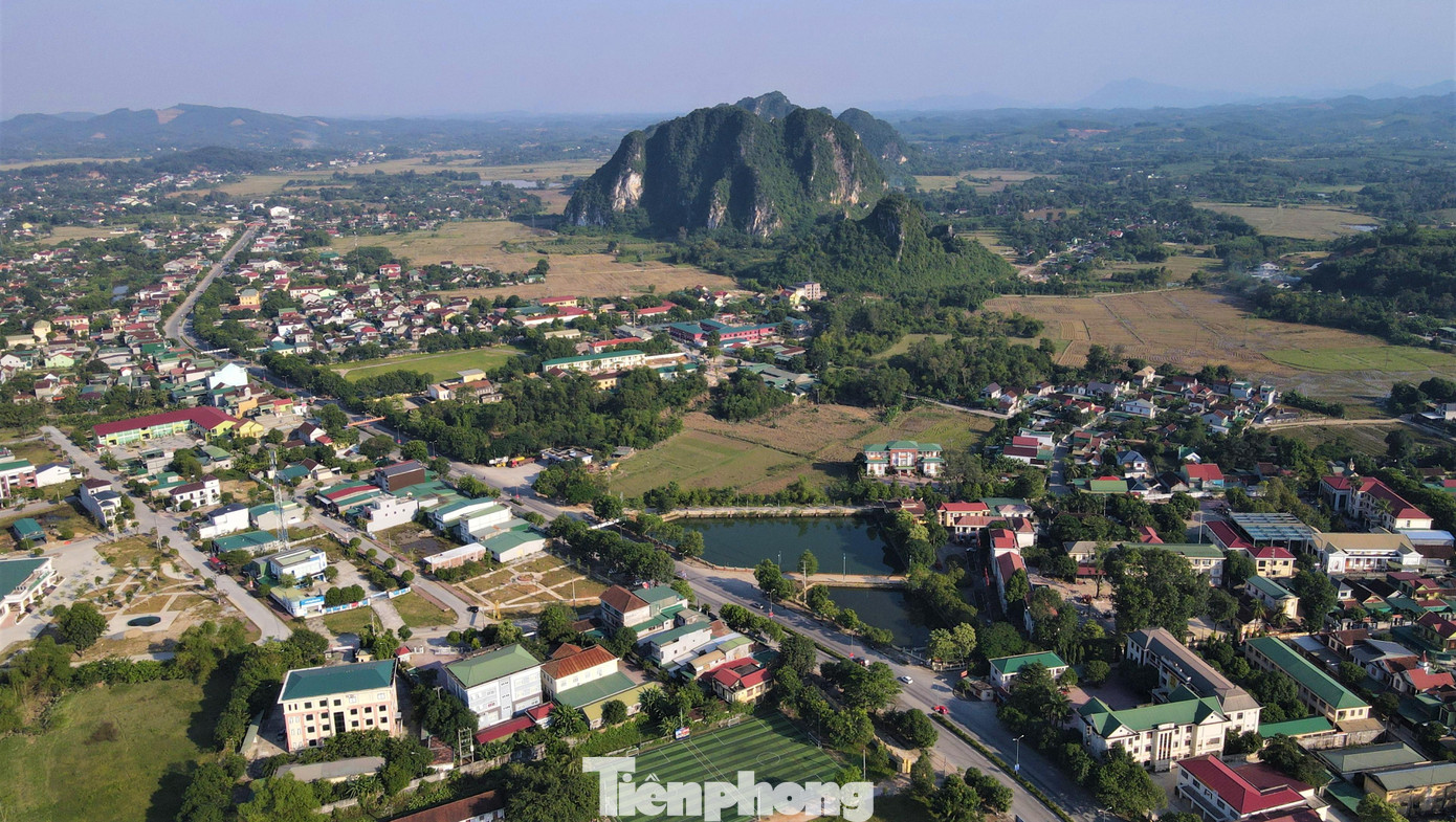 Huyện Anh Sơn là huyện miền núi phía Tây tỉnh Nghệ An, trải dọc theo đôi bờ sông Lam và Quốc lộ 7. Nơi đây được xem là vùng đất có thiên nhiên phong phú và đa dạng, có nhiều cảnh quan, danh lam thắng cảnh, văn hoá đặc sắc.