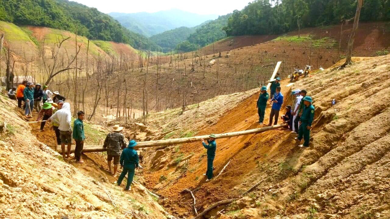 Mặc dù địa hình đồi núi hiểm trở, trời nắng nóng gay gắt nhưng cán bộ, đoàn viên thanh niên và người dân vẫn quyết tâm làm đường cho bà con đi. Mặc dù địa hình đồi núi hiểm trở, trời nắng nóng gay gắt nhưng cán bộ, đoàn viên thanh niên và người dân vẫn quyết tâm làm đường cho bà con đi.