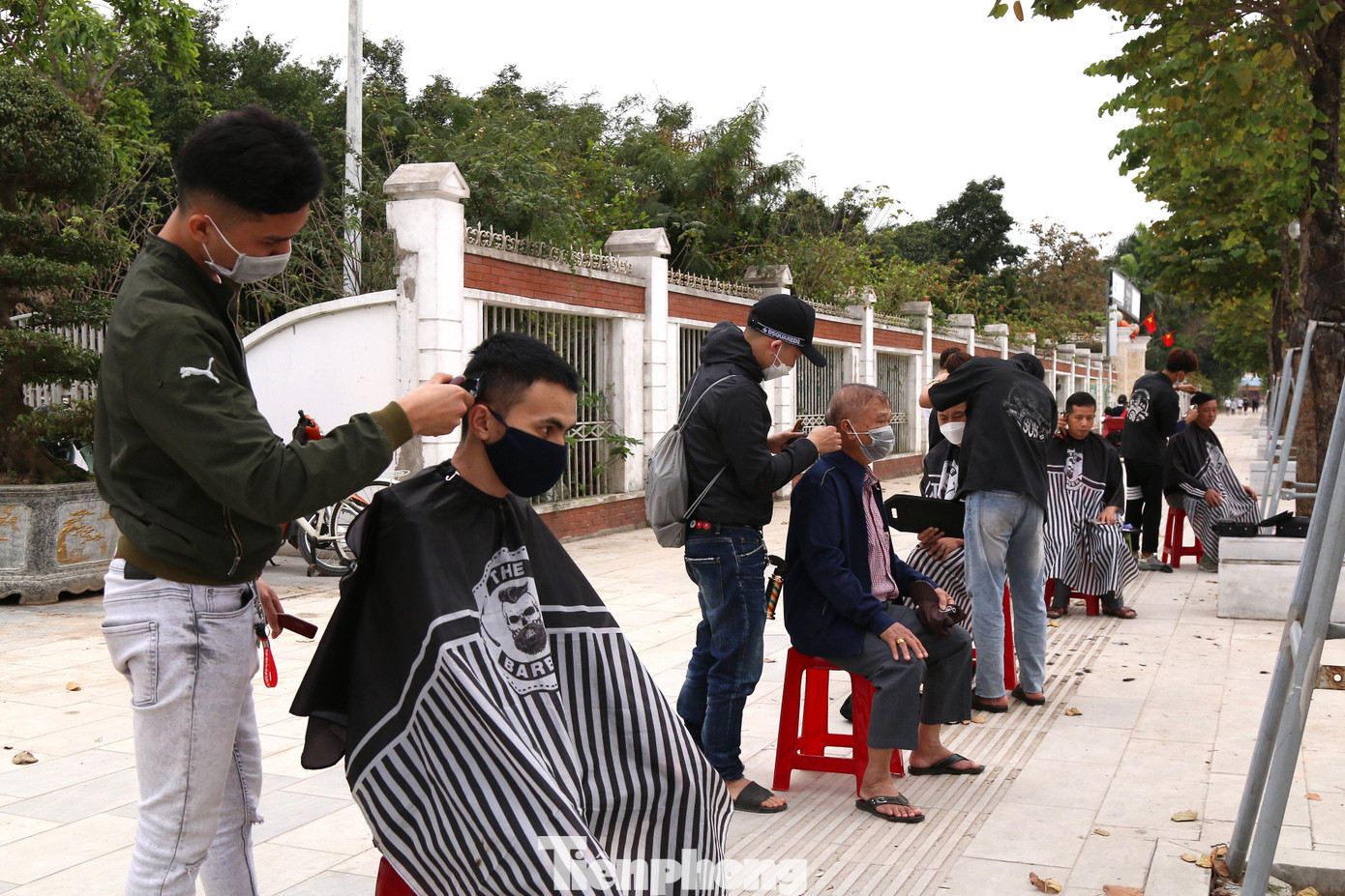 Trong quá trình cắt, thợ và khách đều phải đeo khẩu trang để đảm bảo phòng, chống dịch COVID-19.