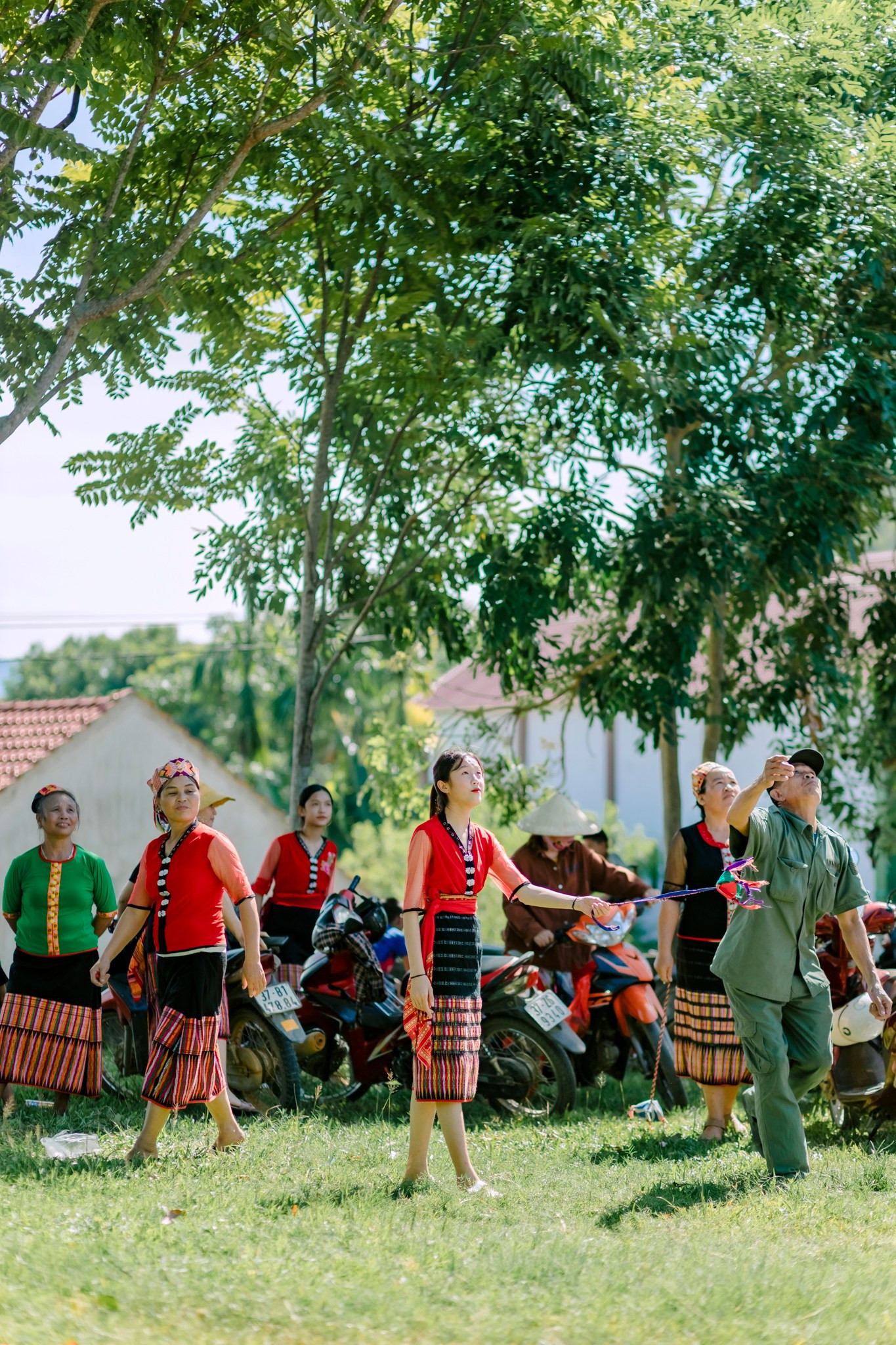 Trò chơi ném còn cũng được bà con dân bản thích thú chơi với không khí vui tươi, sôi động. Mỗi lần ném thành công quả còn qua vòng đặt ở trên cao, bà con người dân xung quanh lại reo hò cổ vũ. Ảnh: Hạnh Phúc.